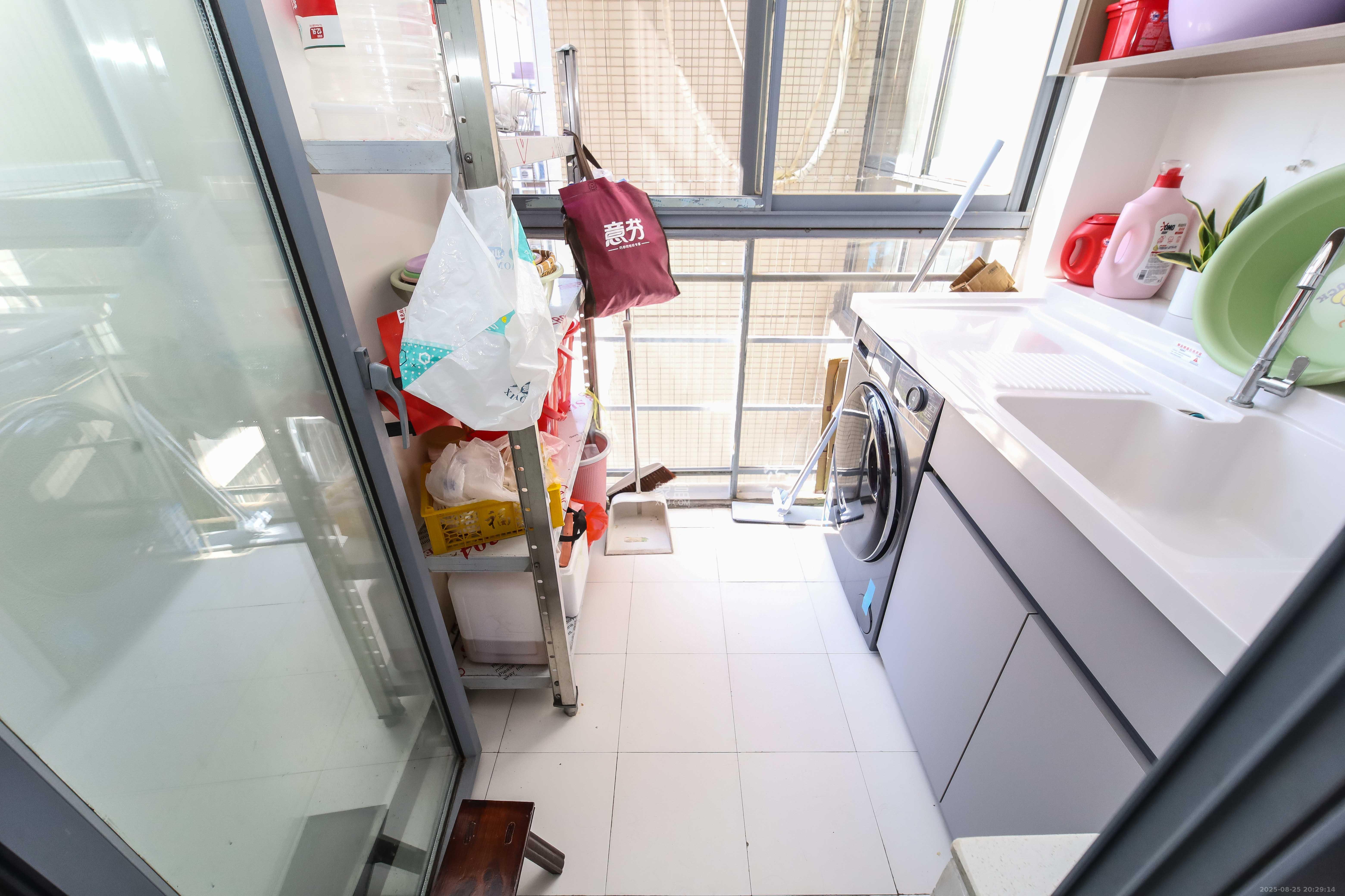 银港水晶城  3室2厅2卫    120.0万 银港水晶城  3室2厅2卫    120.0万阳台