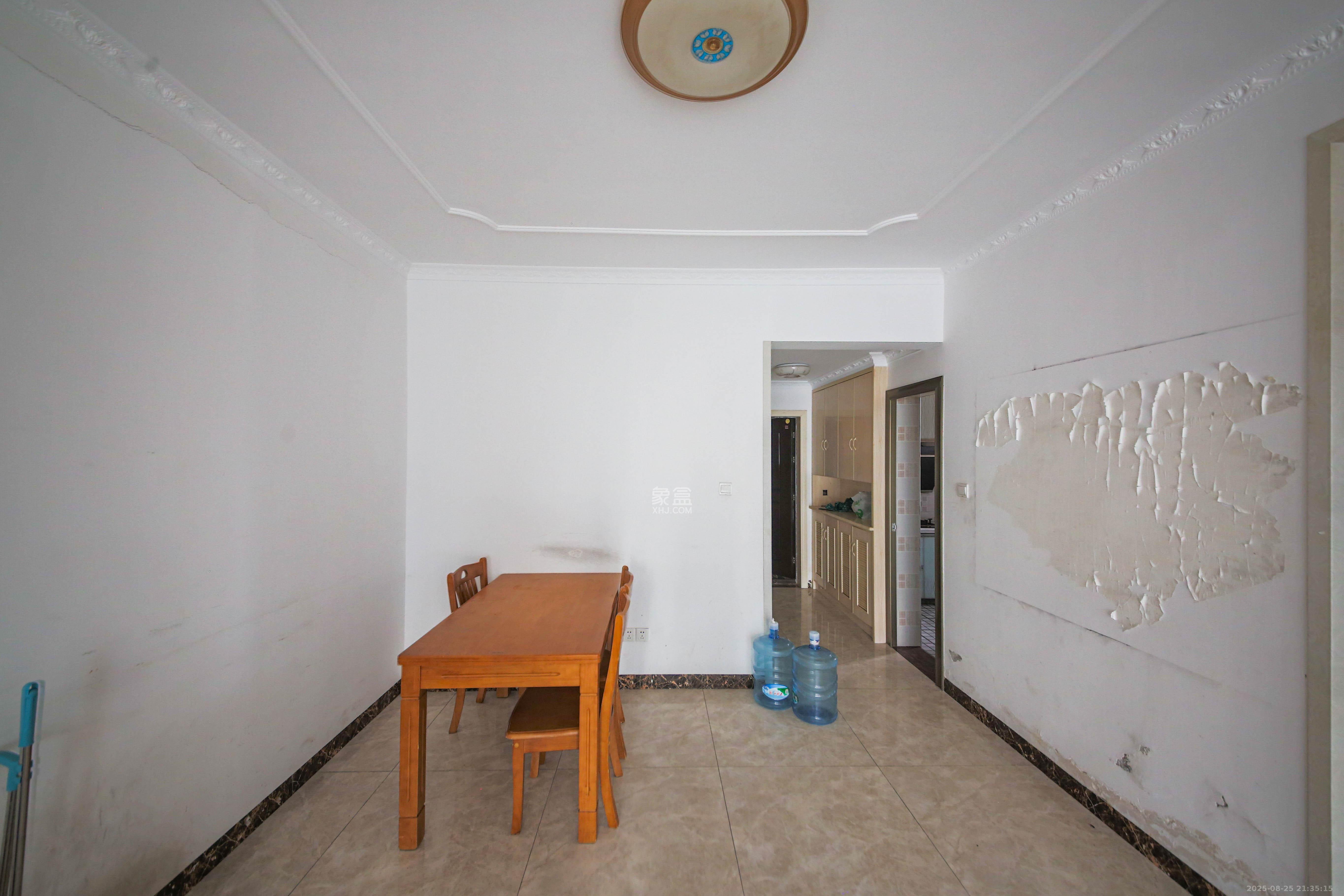 中南红领邦(红星嘉和苑)  3室2厅1卫    84.0万 中南红领邦(红星嘉和苑)  3室2厅1卫    84.0万客厅