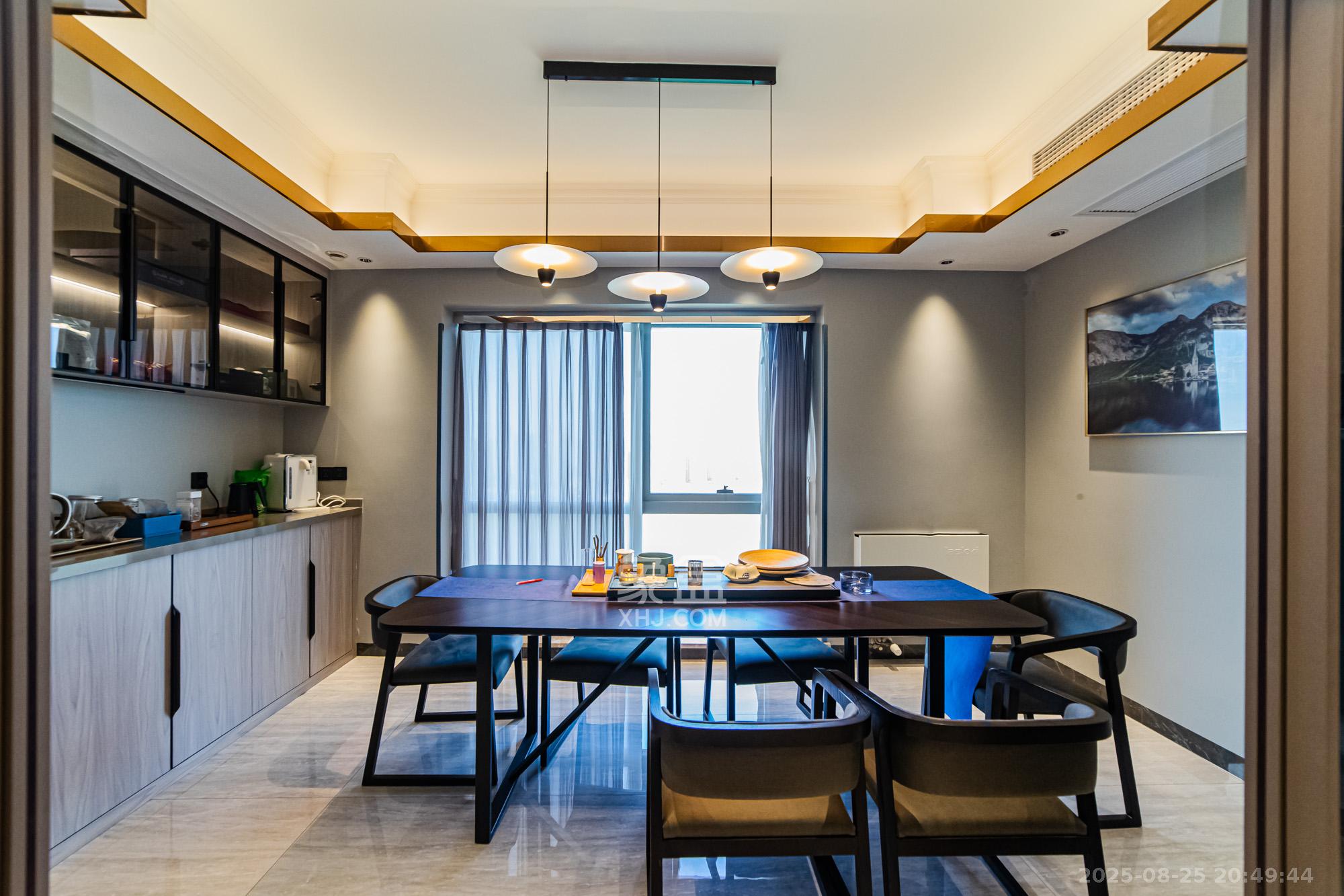 北辰定江洋  5室3厅4卫    918.0万 北辰定江洋  5室3厅4卫    918.0万客厅