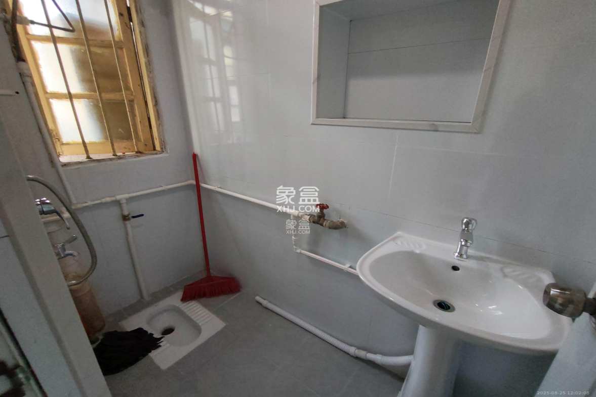 仰天湖省送变电宿舍  2室1厅1卫    2000.0元/月 仰天湖省送变电宿舍  2室1厅1卫    2000.0元/月室内图