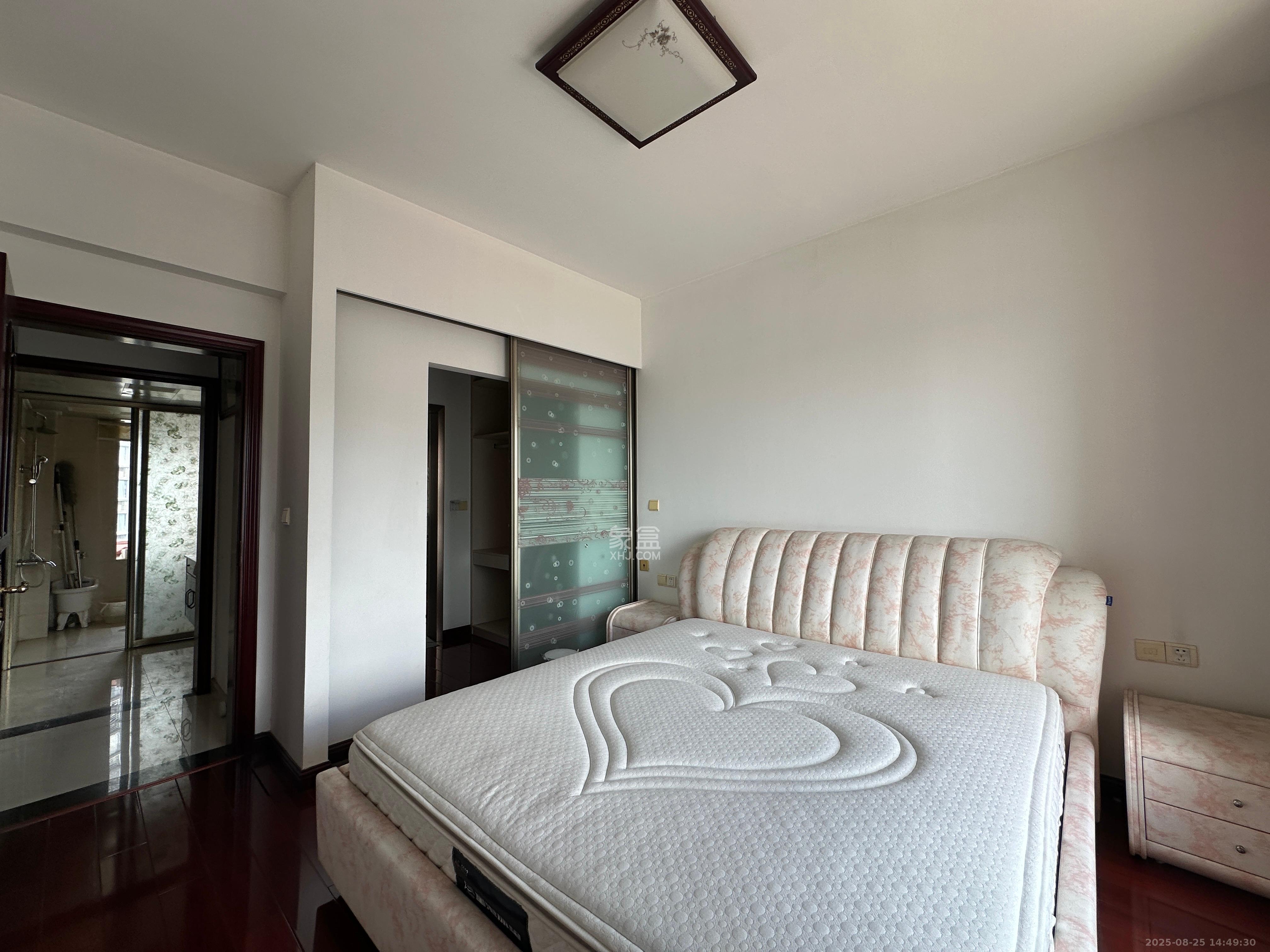 滨江君悦香邸  4室2厅2卫    3300.0元/月室内图