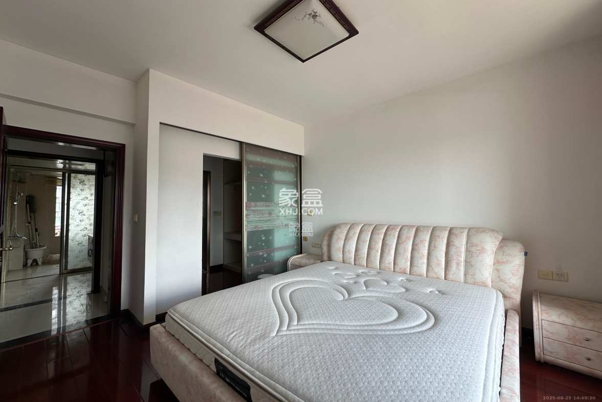 滨江君悦香邸  4室2厅2卫    3300.0元/月 滨江君悦香邸  4室2厅2卫    3300.0元/月室内图