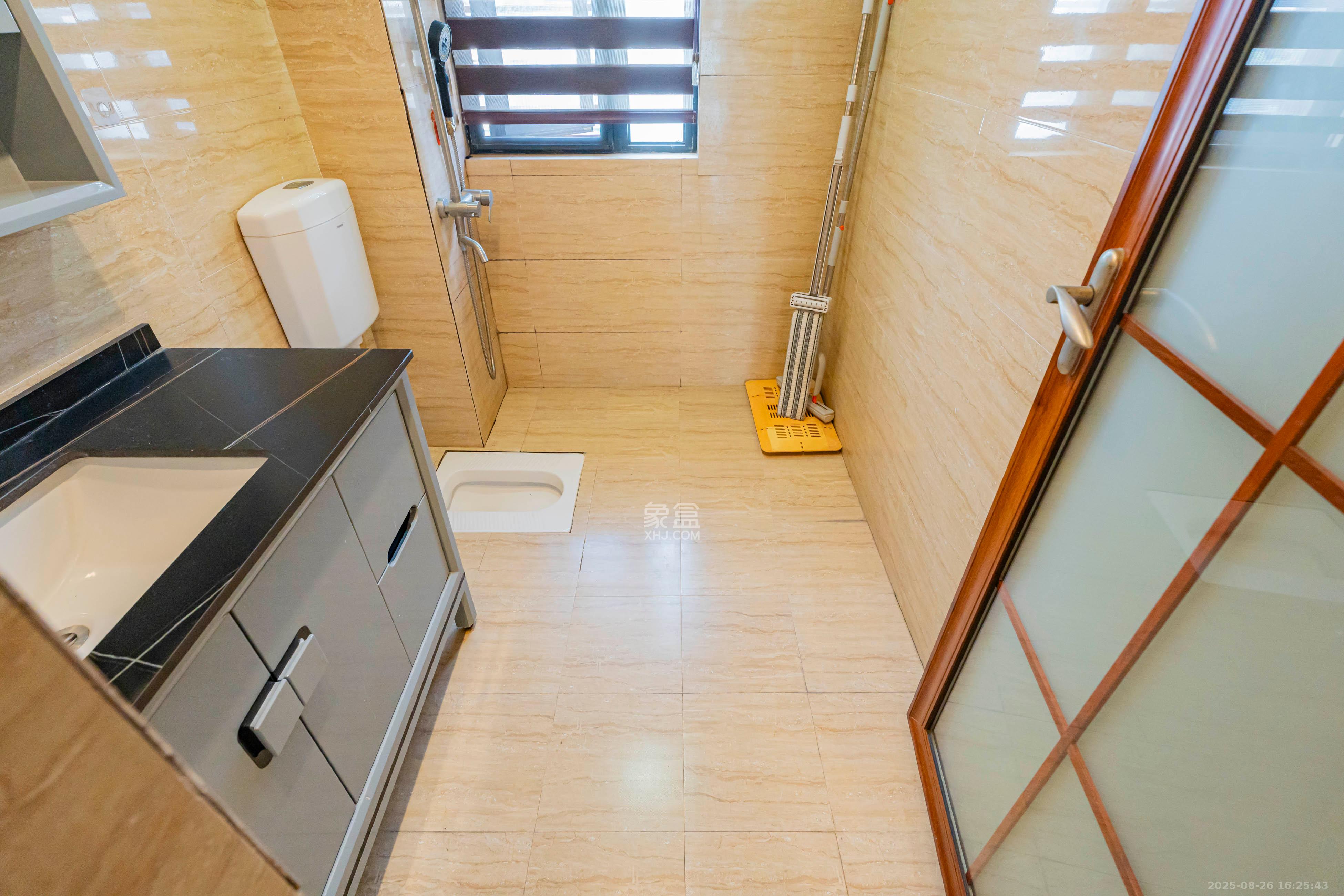 藏珑湖上国际花园  4室2厅2卫    128.0万卫生间