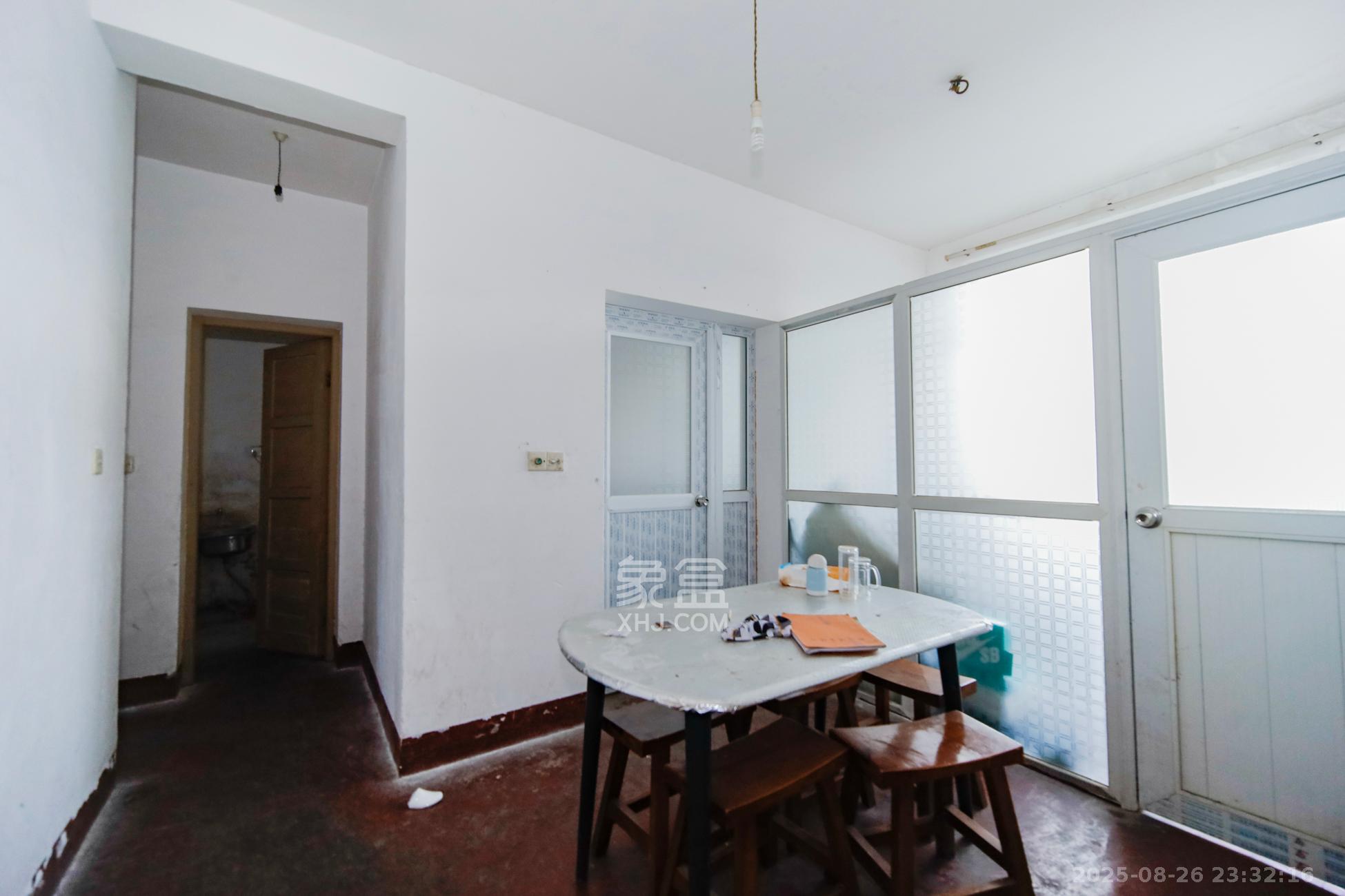 林科院单位房（湘林小区楼梯房）  3室1厅1卫    70.0万客厅