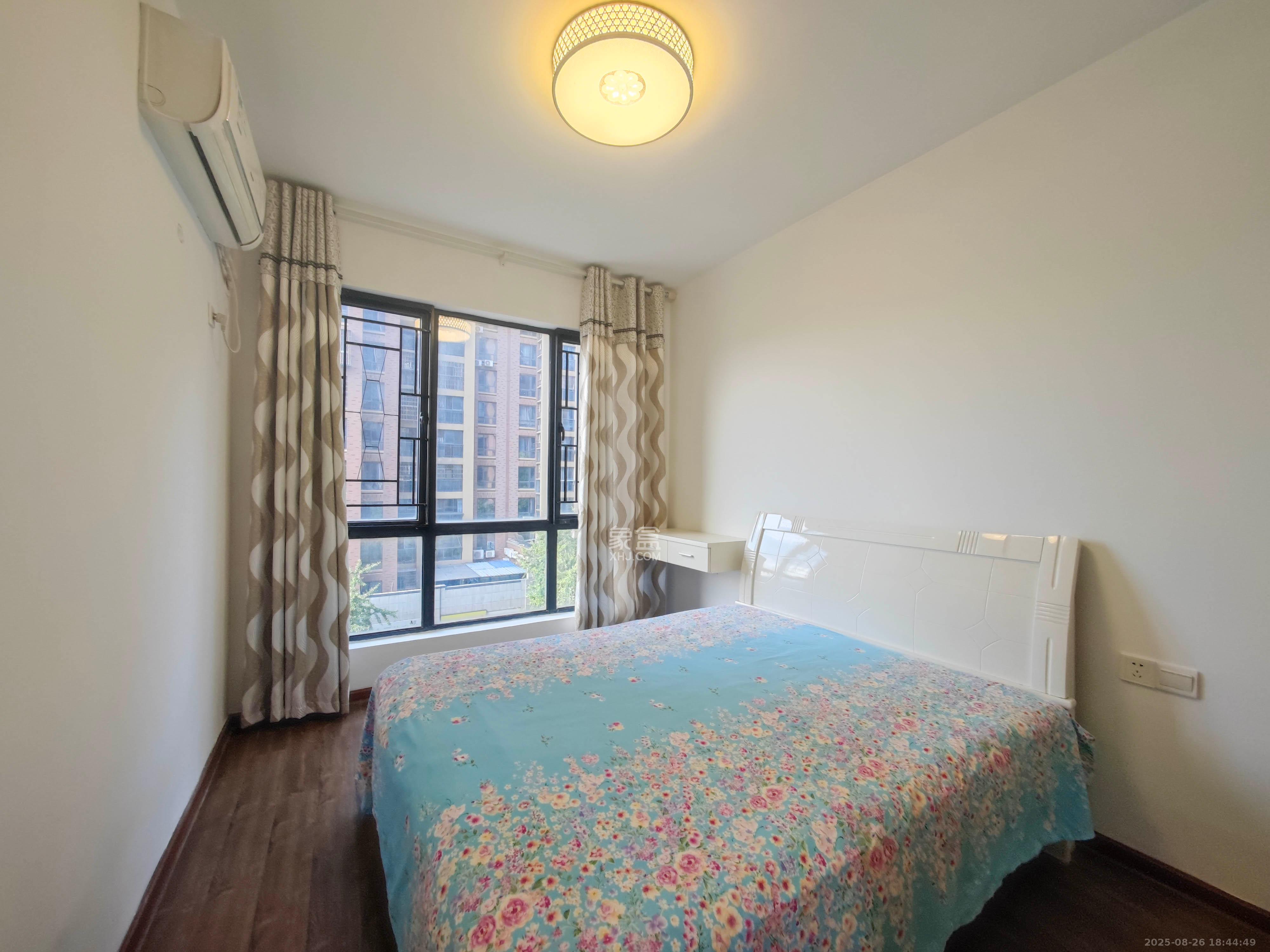 翡翠云天 3室2厅2卫 87.0万 翡翠云天 3室2厅2卫 87.0万卧室