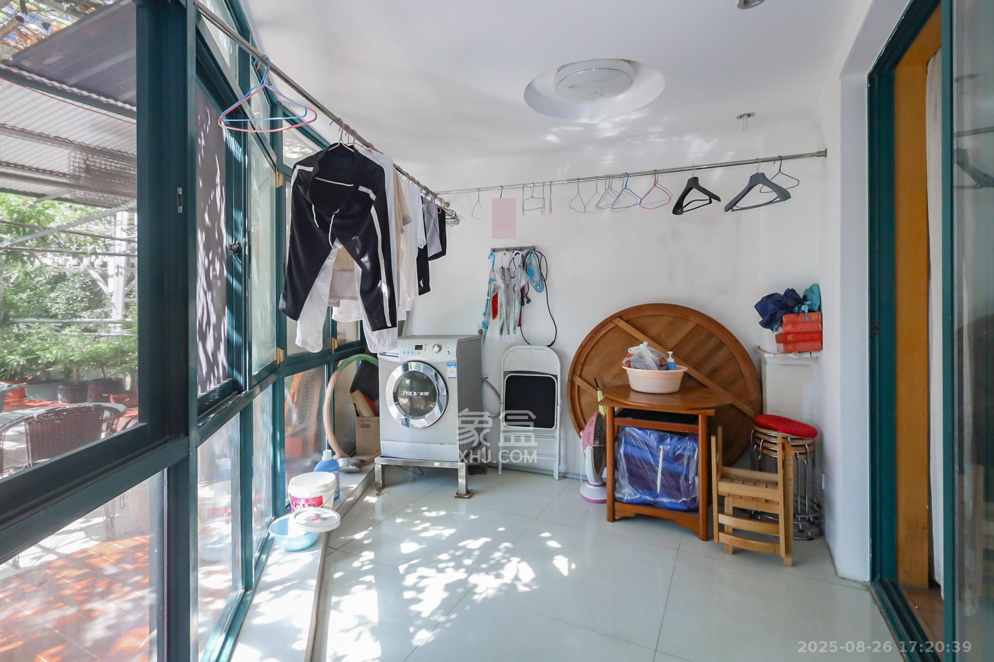 滨江金座  3室2厅2卫    160.0万 滨江金座  3室2厅2卫    160.0万阳台