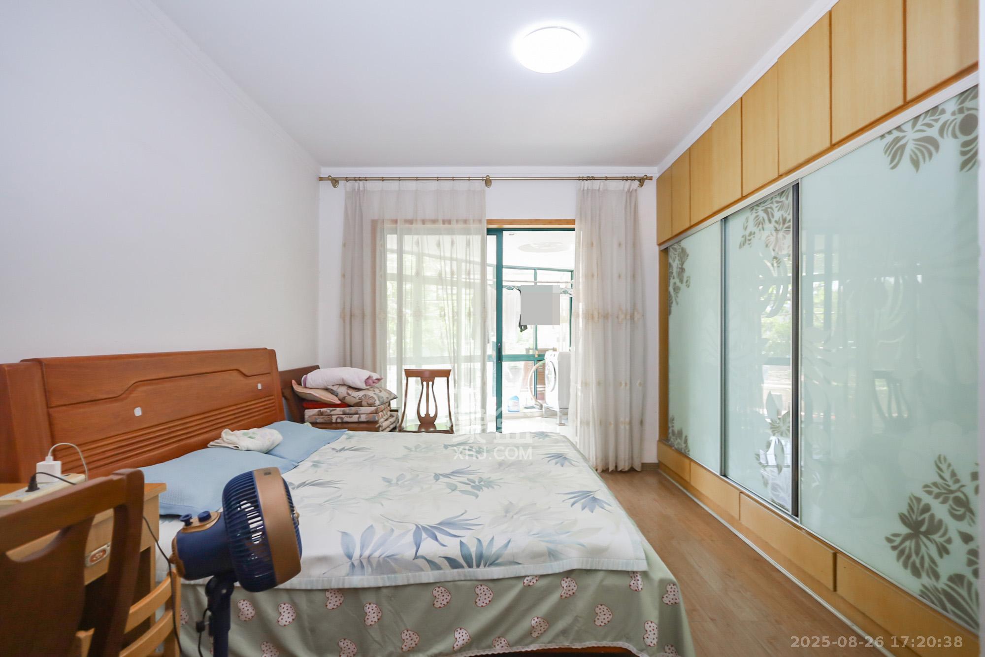 滨江金座  3室2厅2卫    160.0万 滨江金座  3室2厅2卫    160.0万卧室