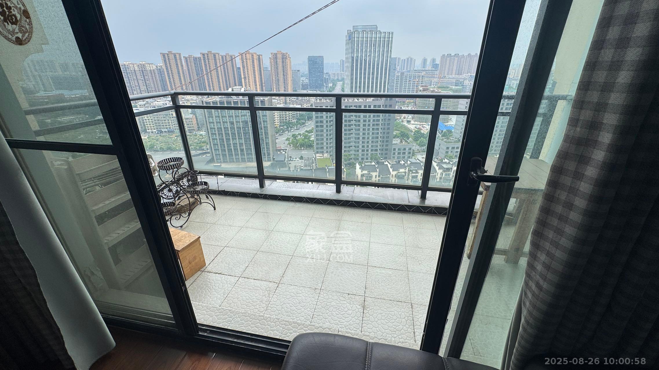 金科东方大院三四期 3室2厅2卫 2600.0元/月 金科东方大院三四期 3室2厅2卫 2600.0元/月室内图