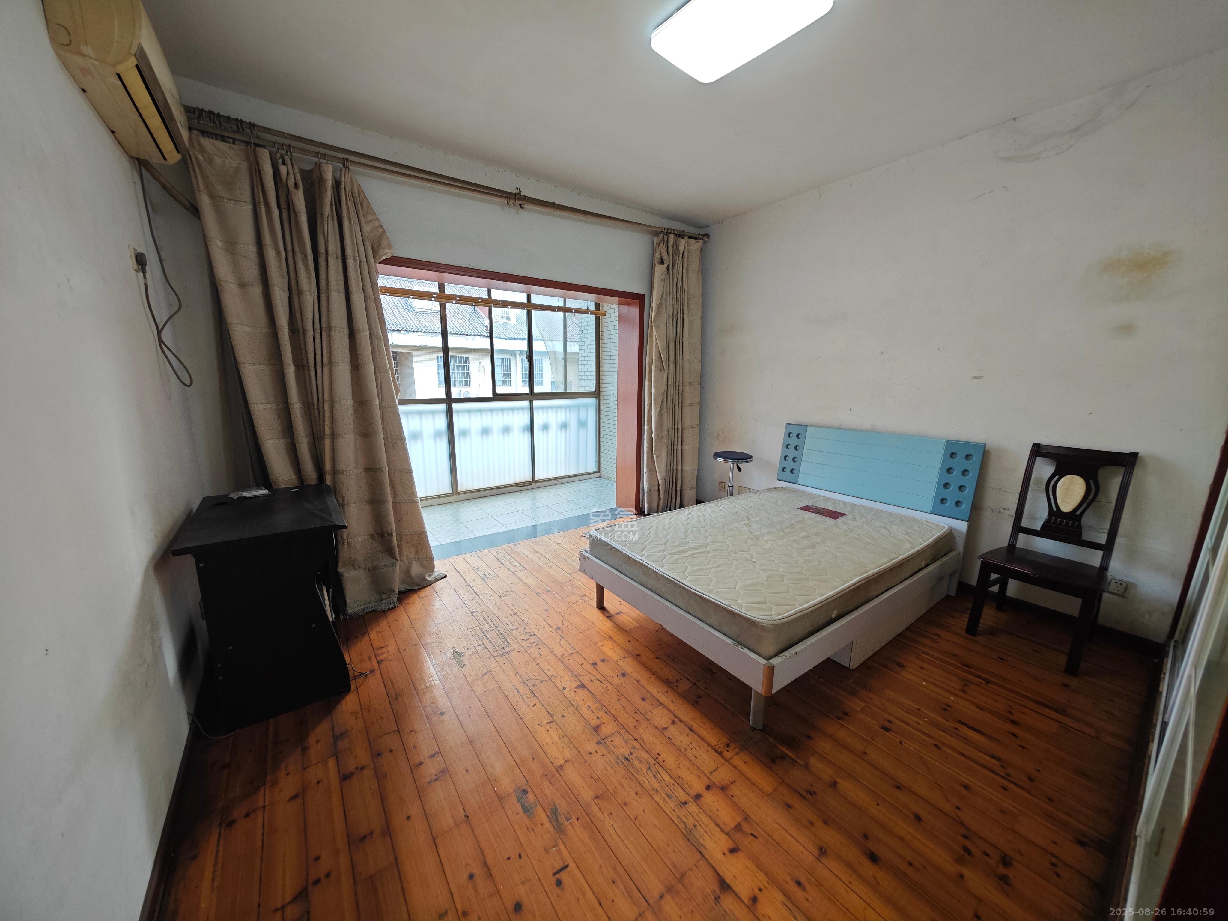 莲湖汽配城  4室2厅2卫    2200.0元/月室内图