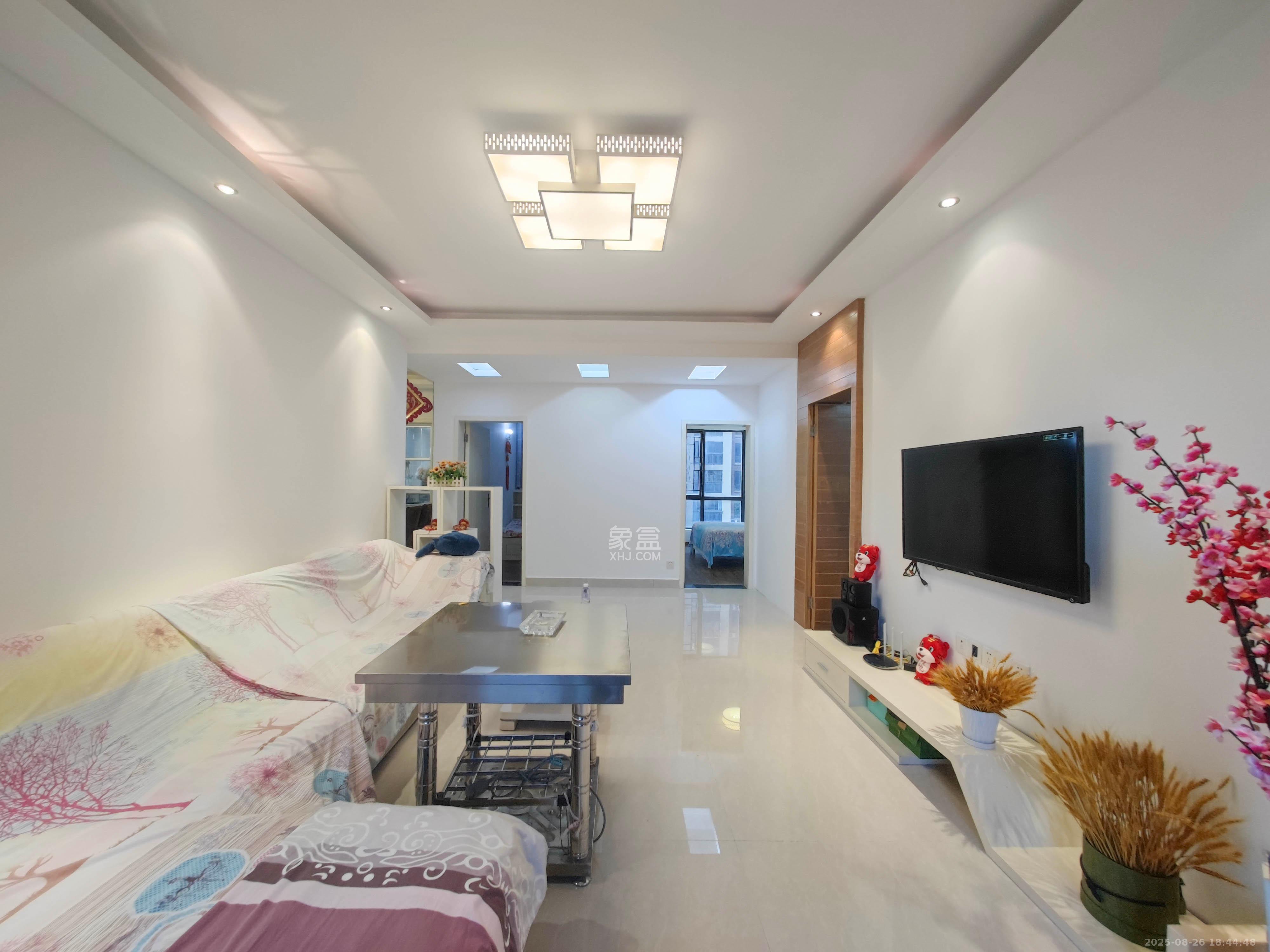 翡翠云天 3室2厅2卫 87.0万 翡翠云天 3室2厅2卫 87.0万客厅