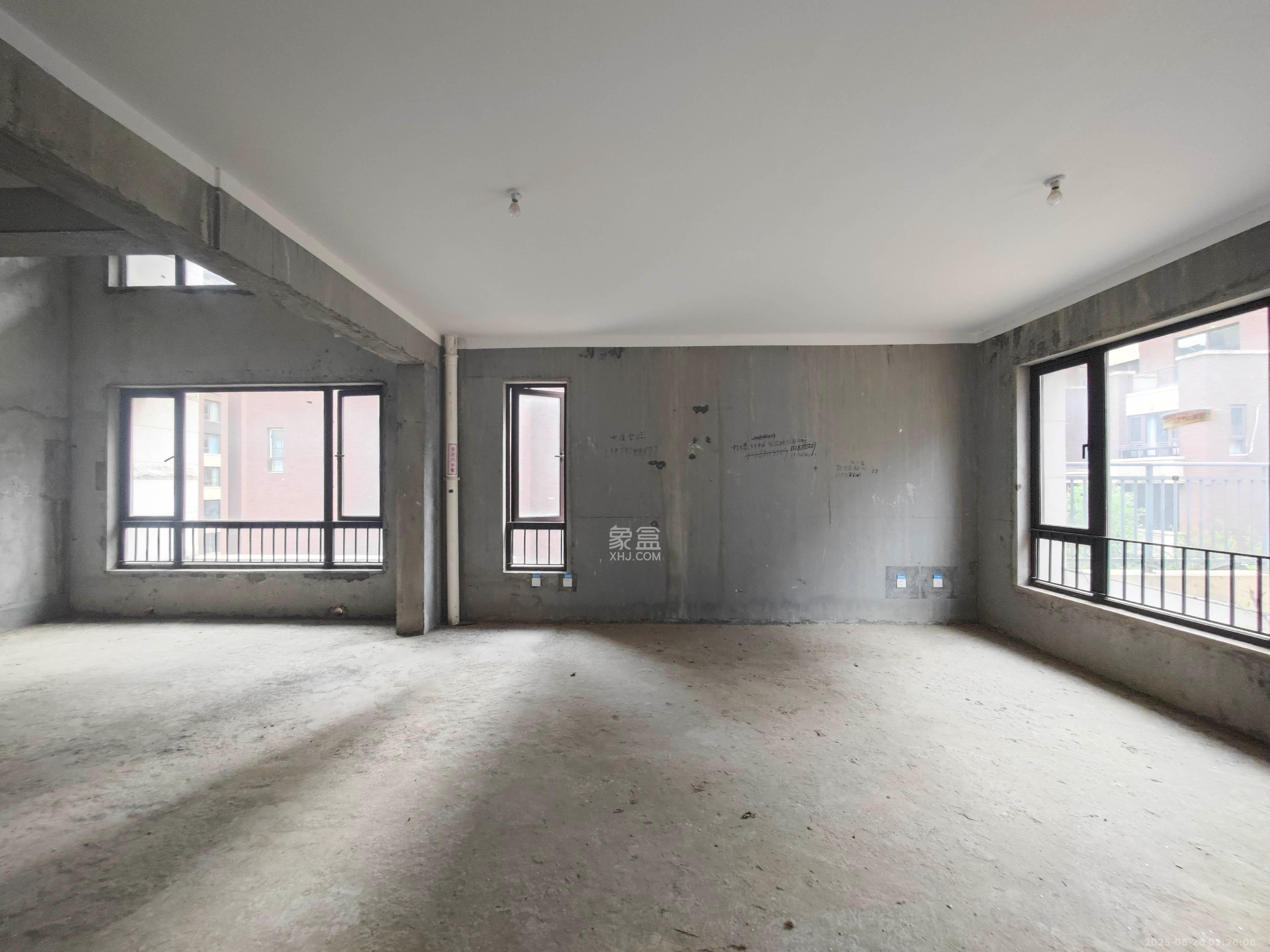 保利城(中航城国际社区、郡原美村) 5室2厅5卫 530.0万 保利城(中航城国际社区、郡原美村) 5室2厅5卫 530.0万客厅