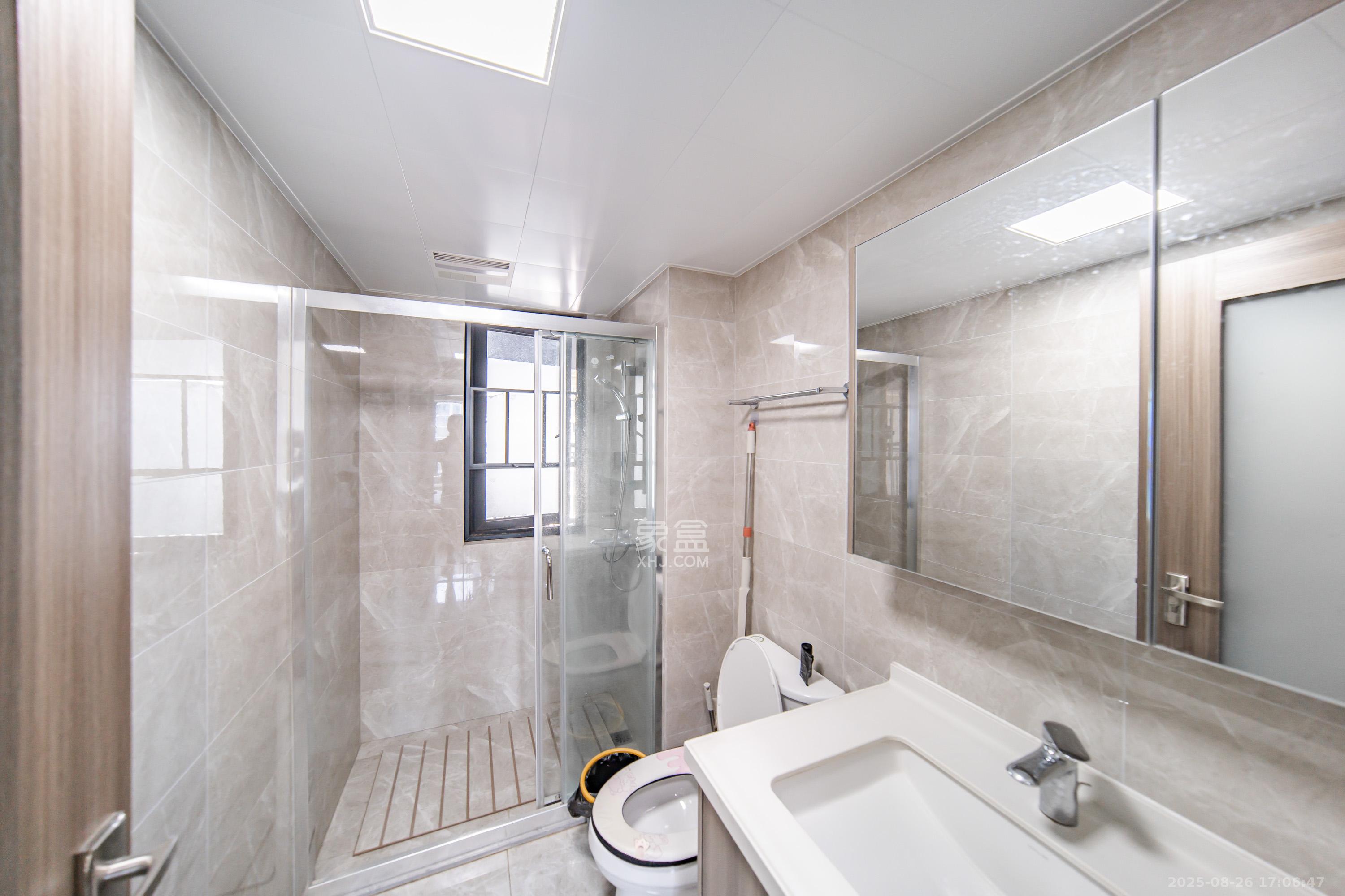 中海阅麓山二期 3室2厅2卫 132.0万 中海阅麓山二期 3室2厅2卫 132.0万卫生间