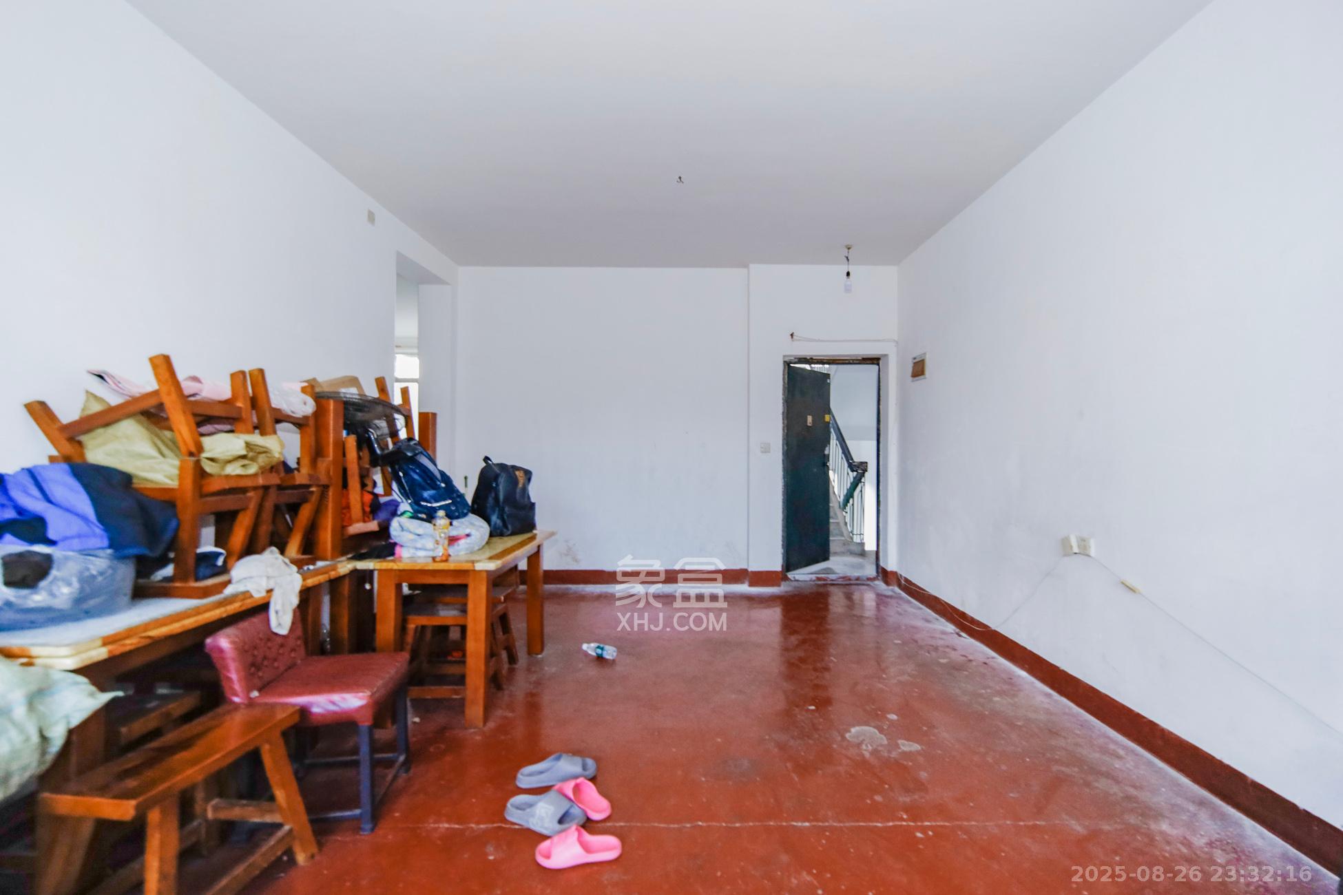 林科院单位房（湘林小区楼梯房）  3室1厅1卫    70.0万客厅