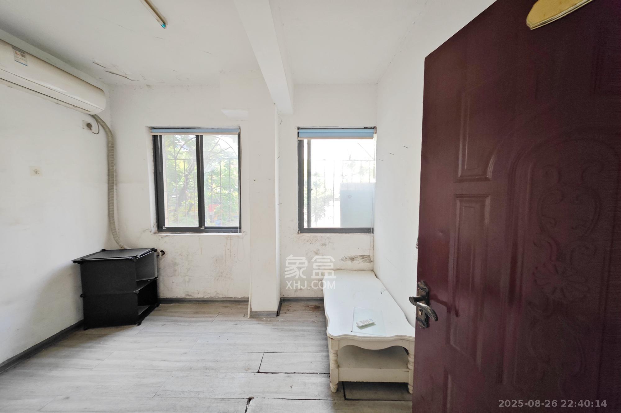 梨山公寓（五凌大厦）  3室1厅1卫    52.8万客厅