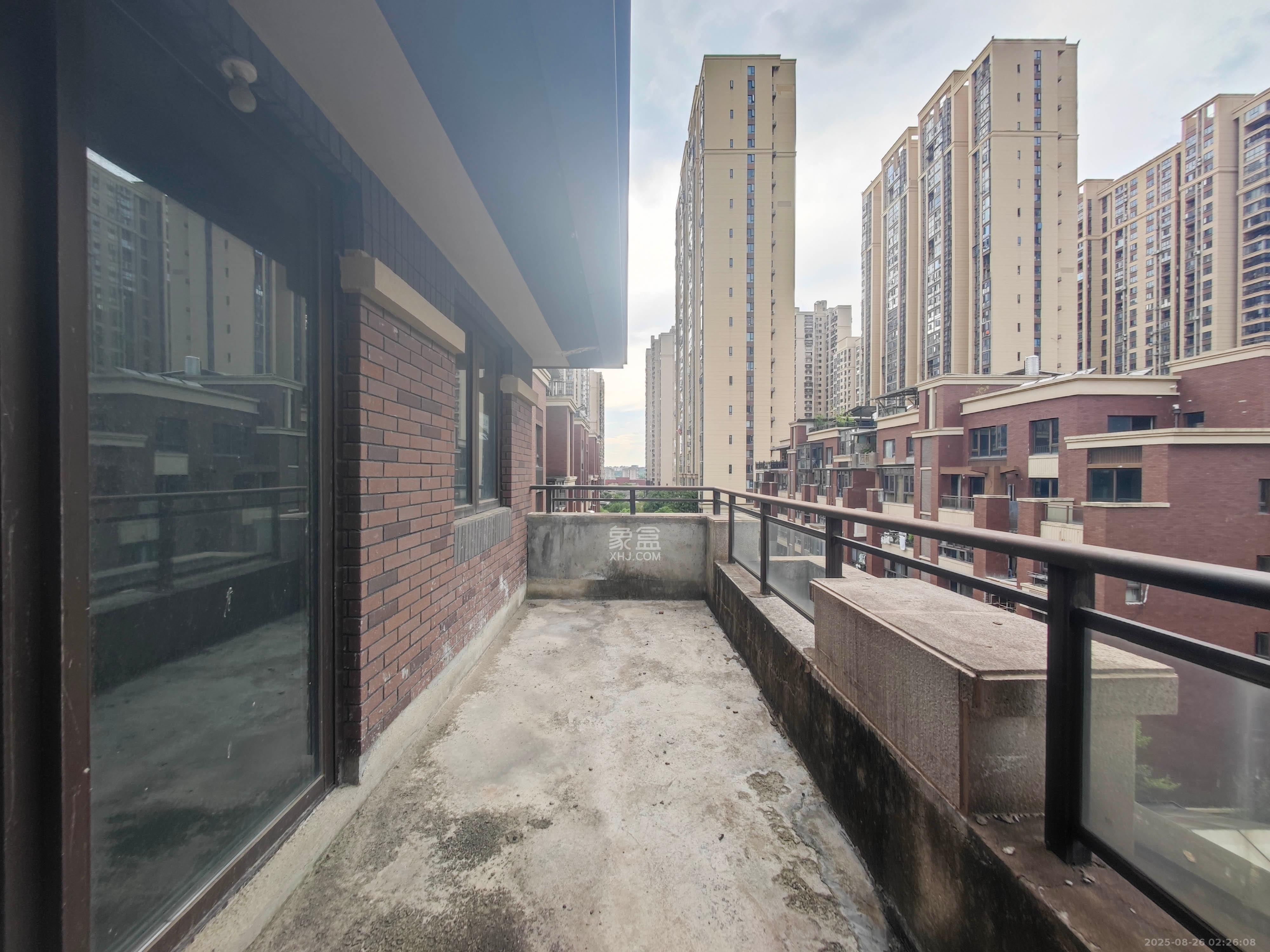 保利城(中航城国际社区、郡原美村) 5室2厅5卫 530.0万 保利城(中航城国际社区、郡原美村) 5室2厅5卫 530.0万阳台