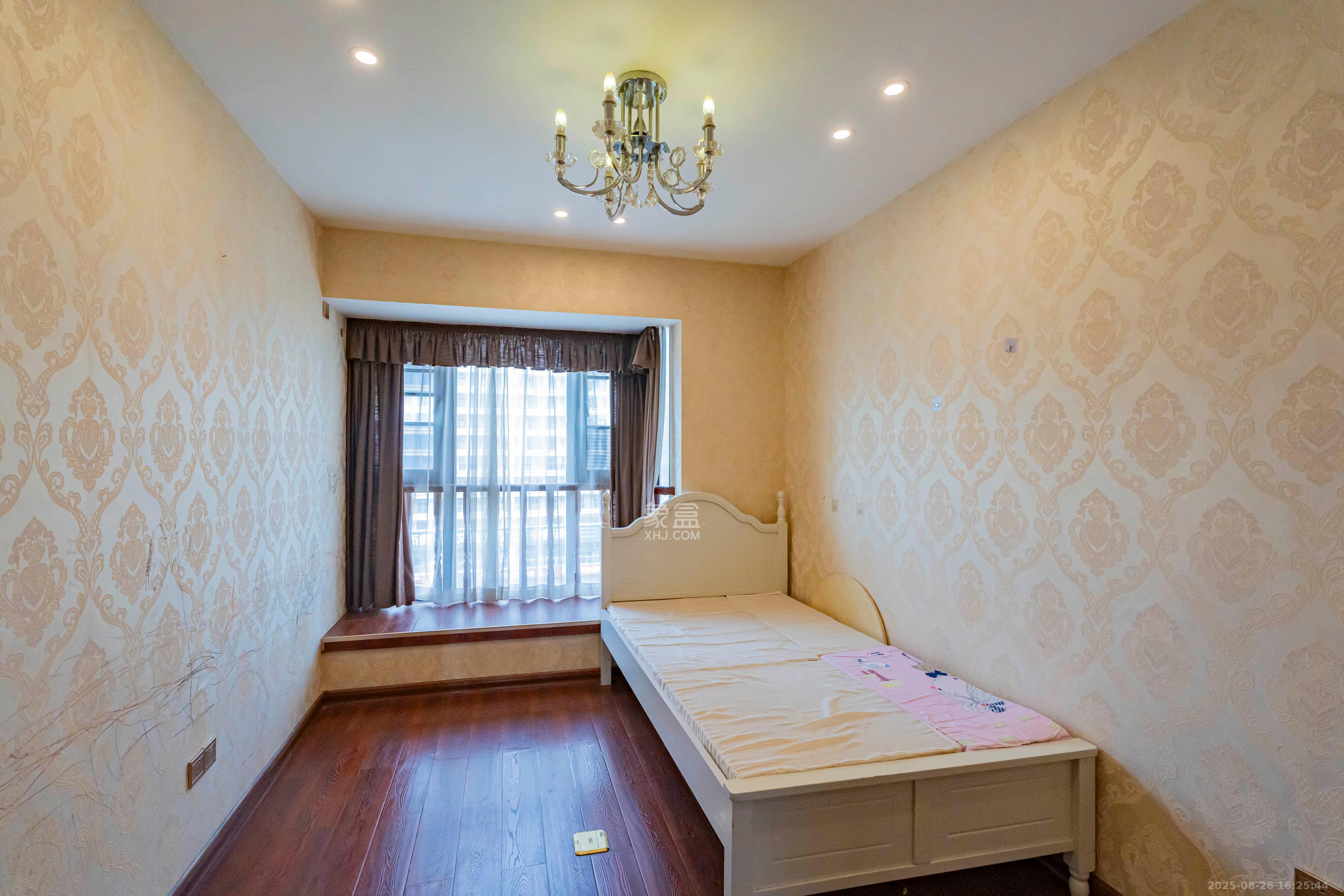 藏珑湖上国际花园  4室2厅2卫    128.0万卧室