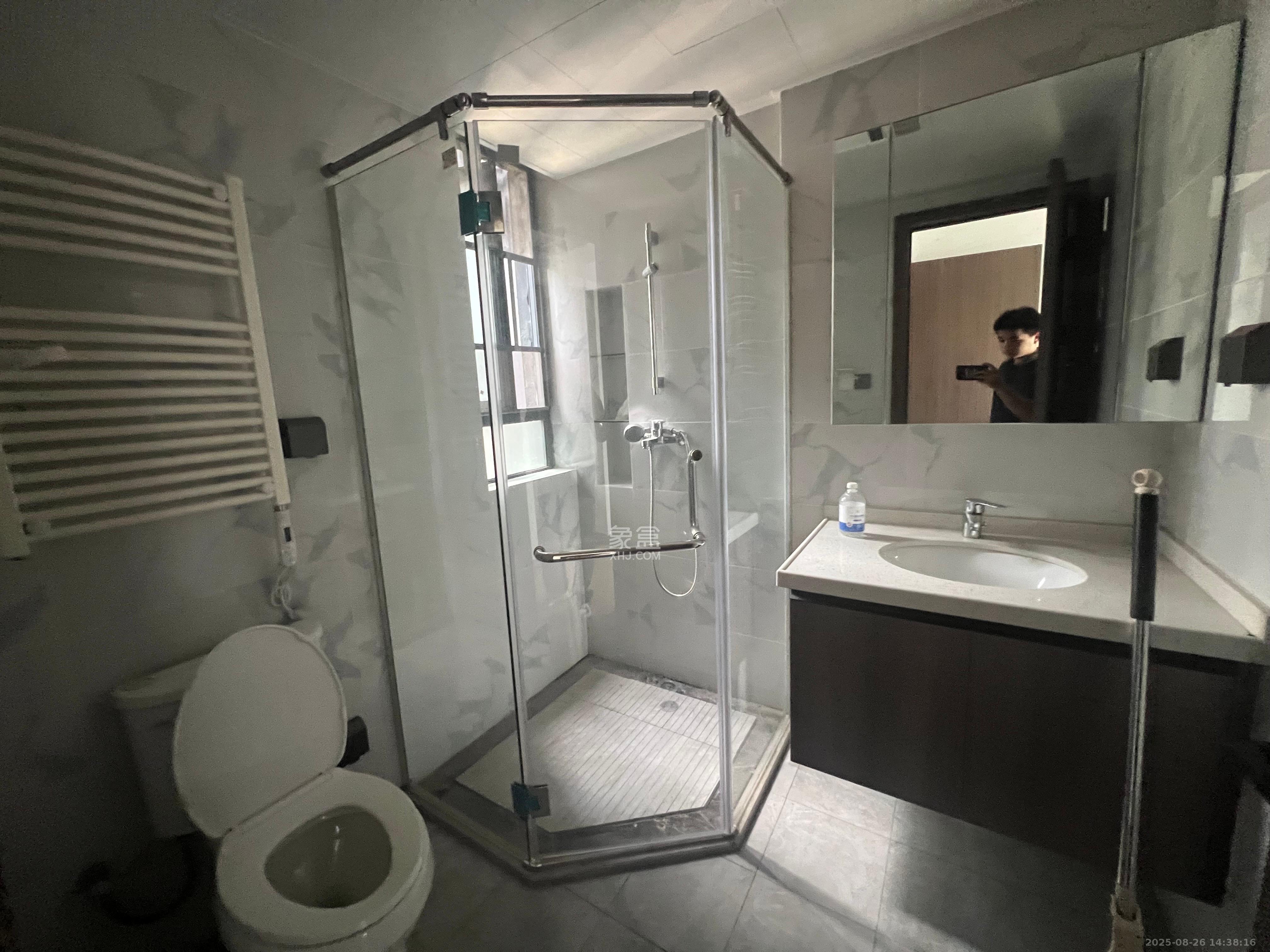 绿地V岛  4室2厅2卫   3800.00元/月室内图