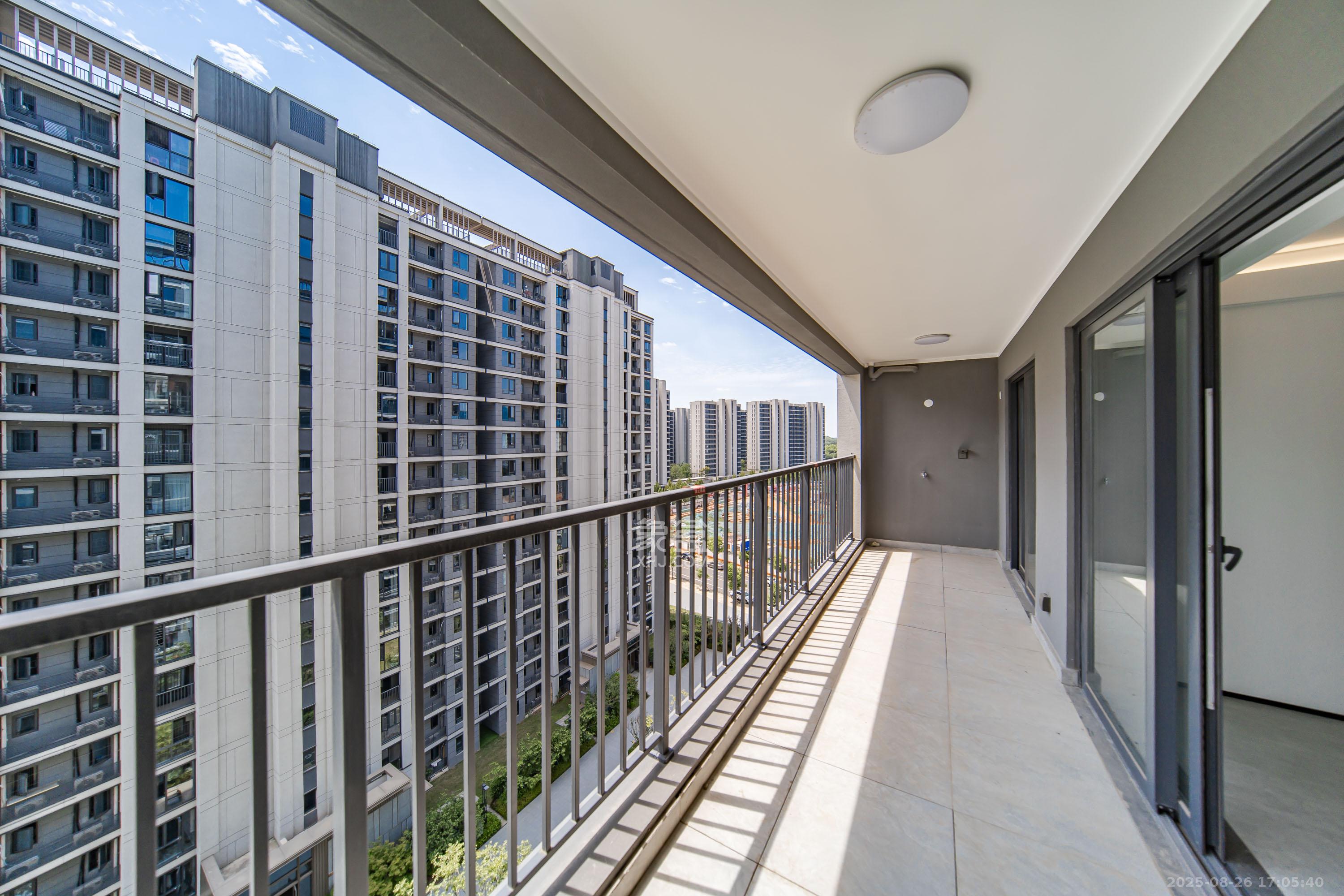 华润置地润樾府  4室2厅2卫    170.0万 华润置地润樾府  4室2厅2卫    170.0万阳台