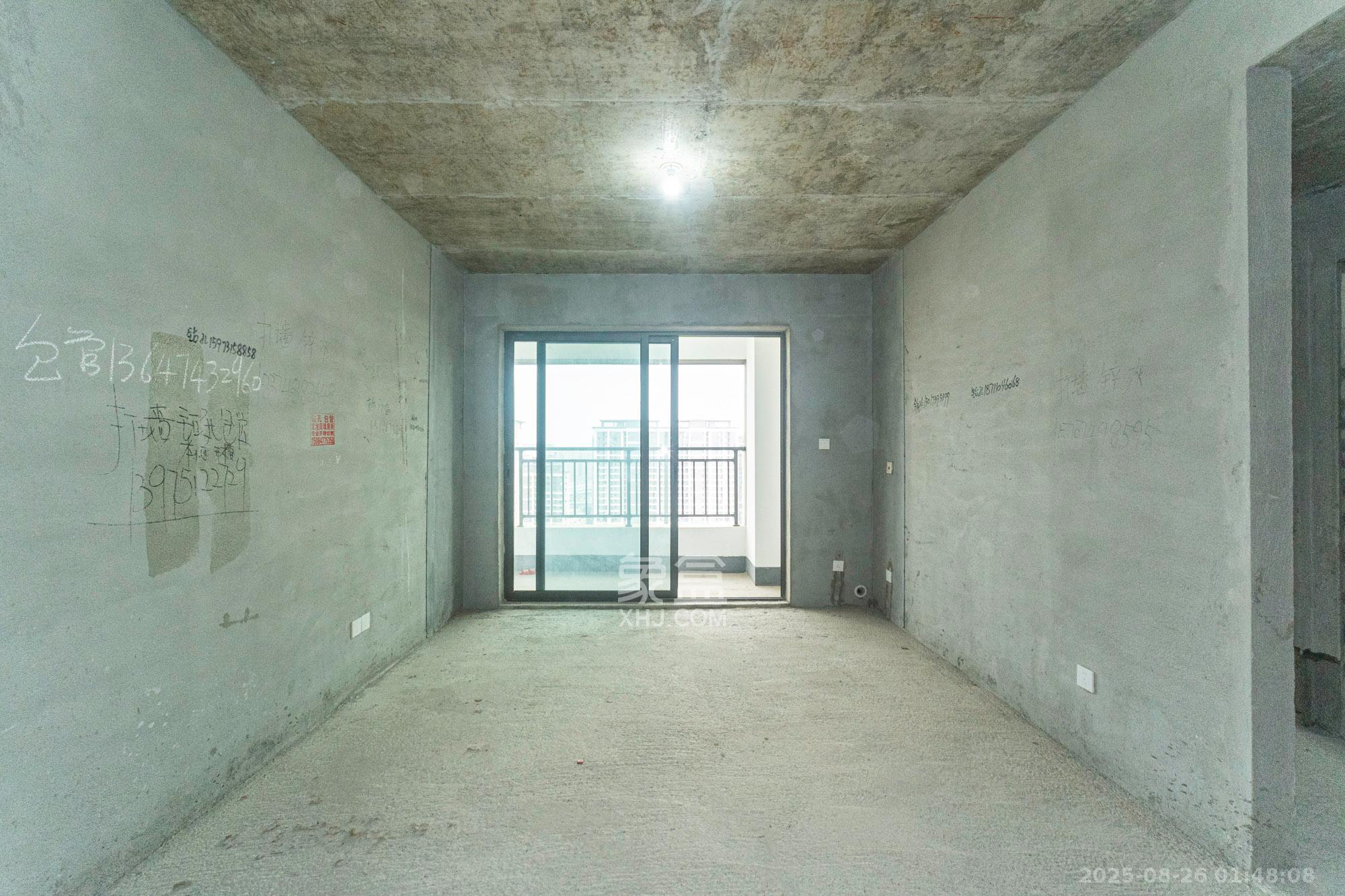 爱情公望府 3室2厅2卫 82.8万 爱情公望府 3室2厅2卫 82.8万客厅