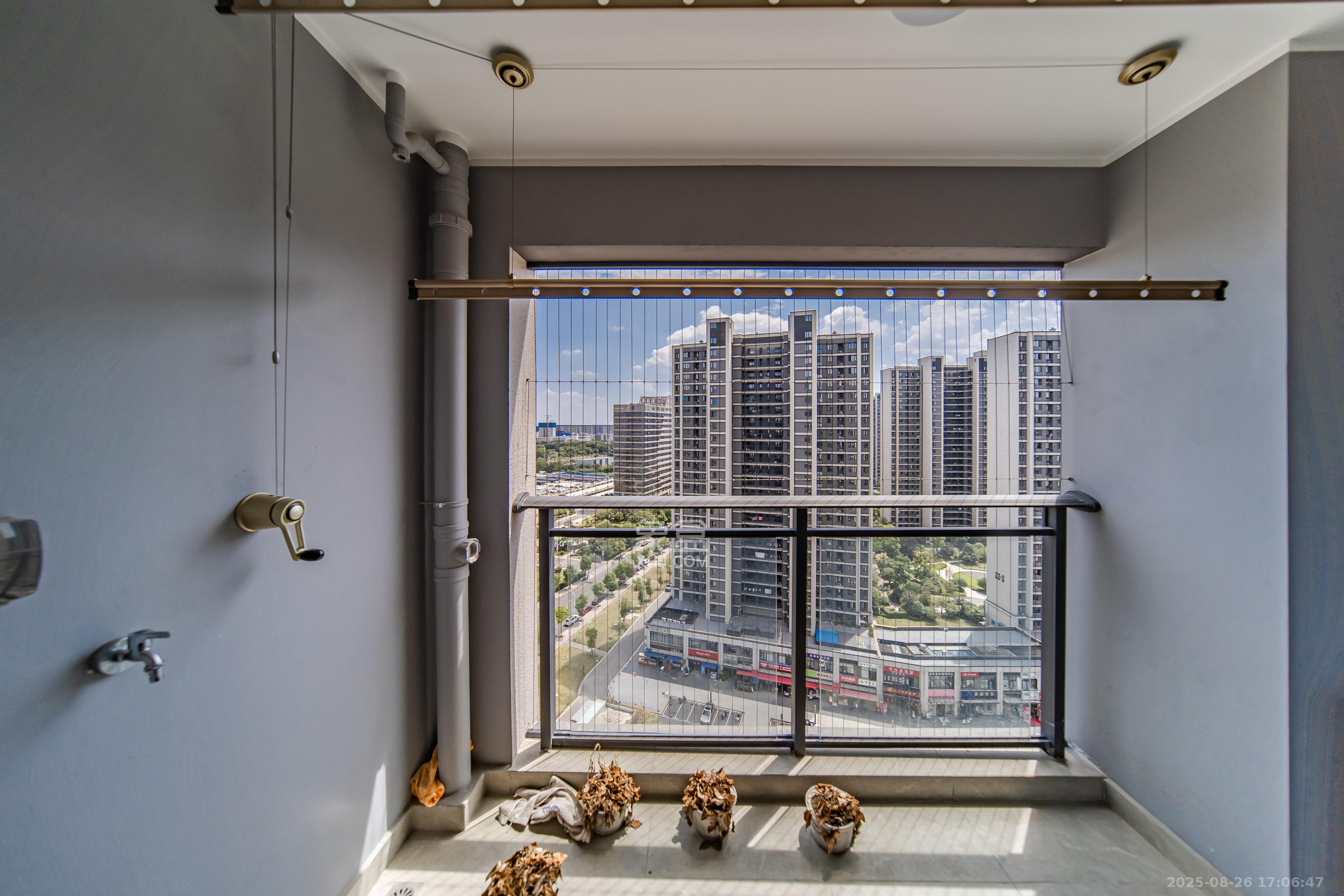 中海阅麓山二期 3室2厅2卫 132.0万 中海阅麓山二期 3室2厅2卫 132.0万阳台