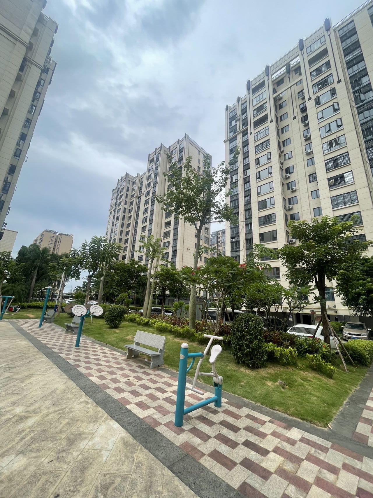 金盘名邸 3室2厅2卫 198.0万 金盘名邸 3室2厅2卫 198.0万客厅