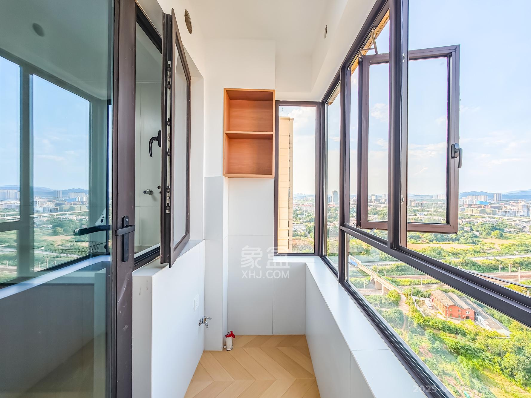 绿地海外滩二期  1室0厅0卫    79.8万 绿地海外滩二期  1室0厅0卫    79.8万阳台