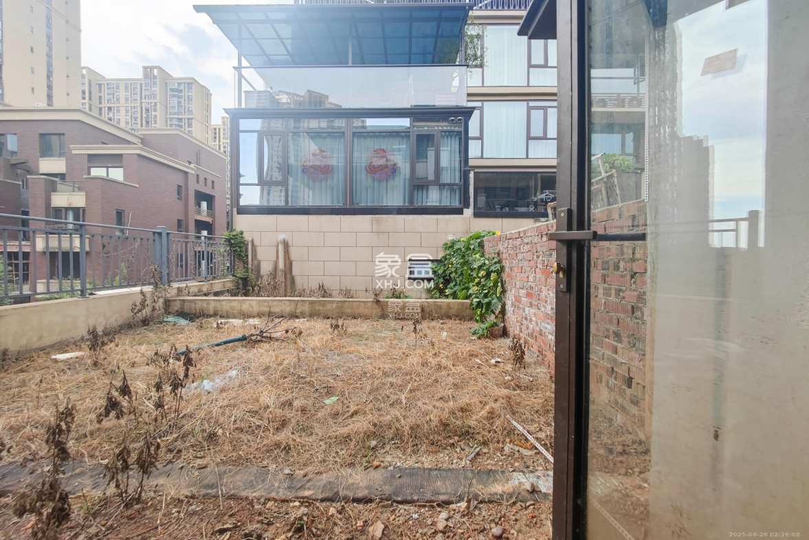 保利城(中航城国际社区、郡原美村) 5室2厅5卫 530.0万 保利城(中航城国际社区、郡原美村) 5室2厅5卫 530.0万阳台