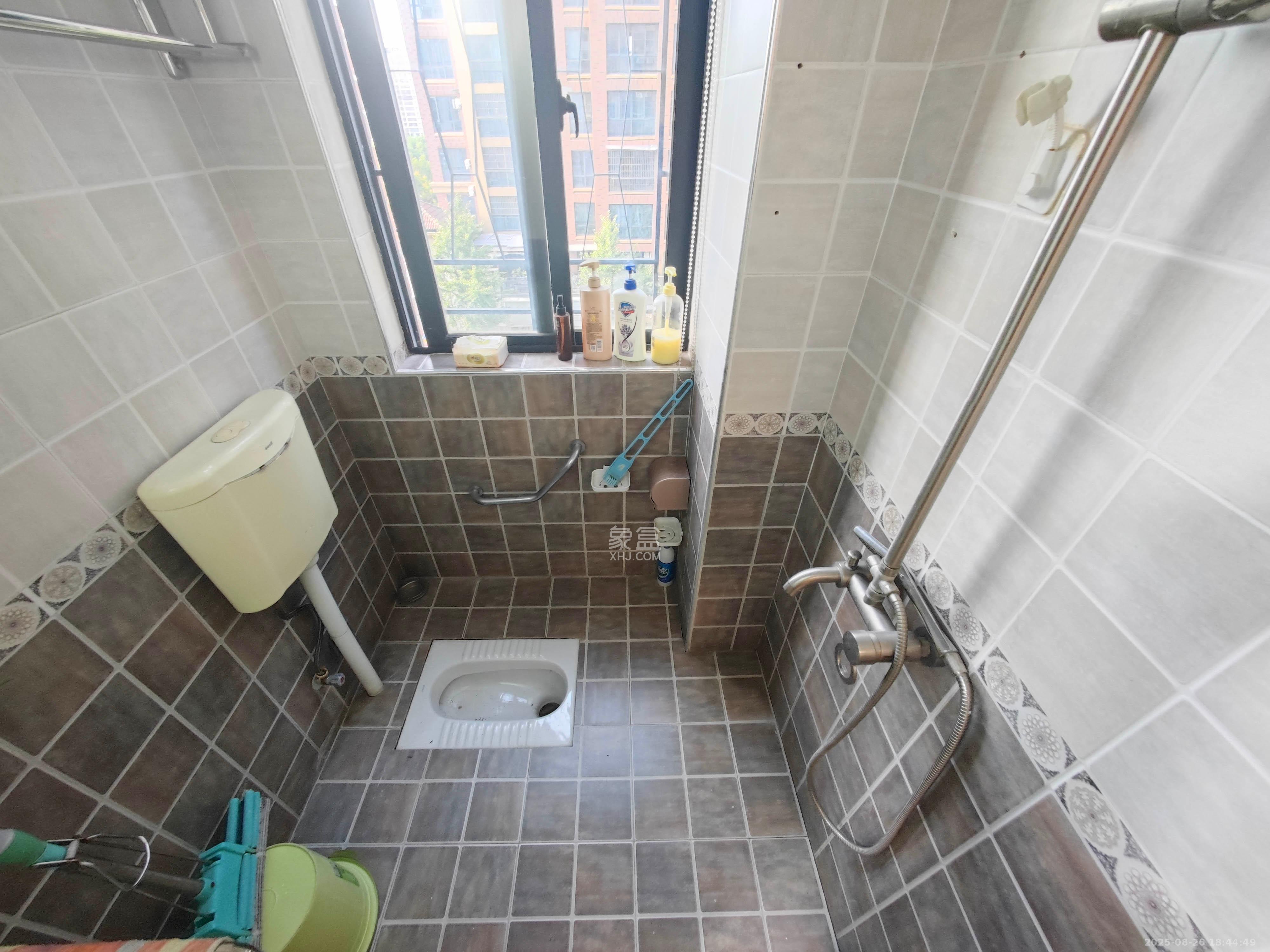 翡翠云天 3室2厅2卫 87.0万 翡翠云天 3室2厅2卫 87.0万卫生间