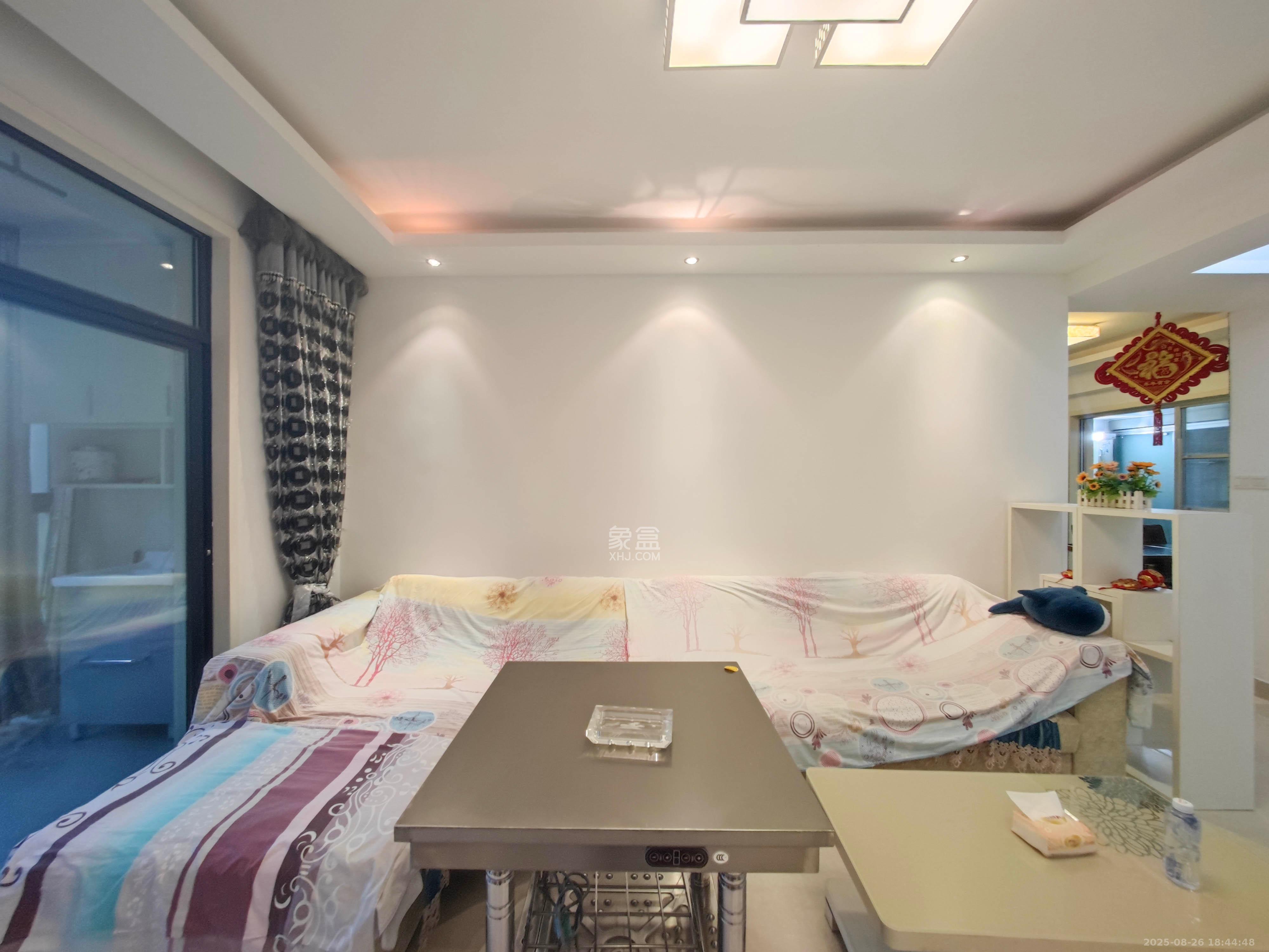 翡翠云天 3室2厅2卫 87.0万 翡翠云天 3室2厅2卫 87.0万客厅