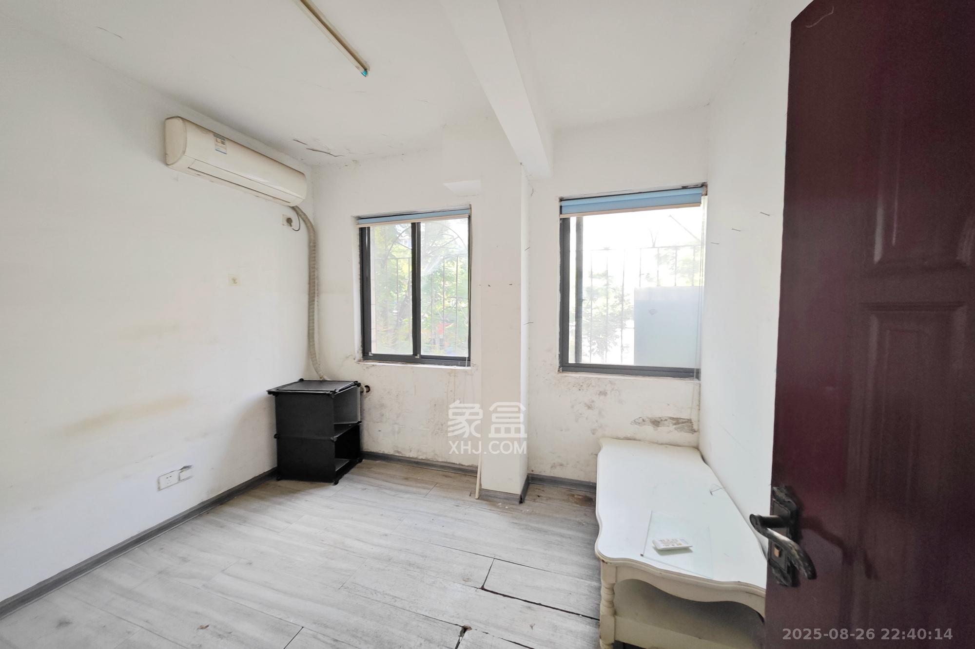 梨山公寓（五凌大厦）  3室1厅1卫    52.8万客厅