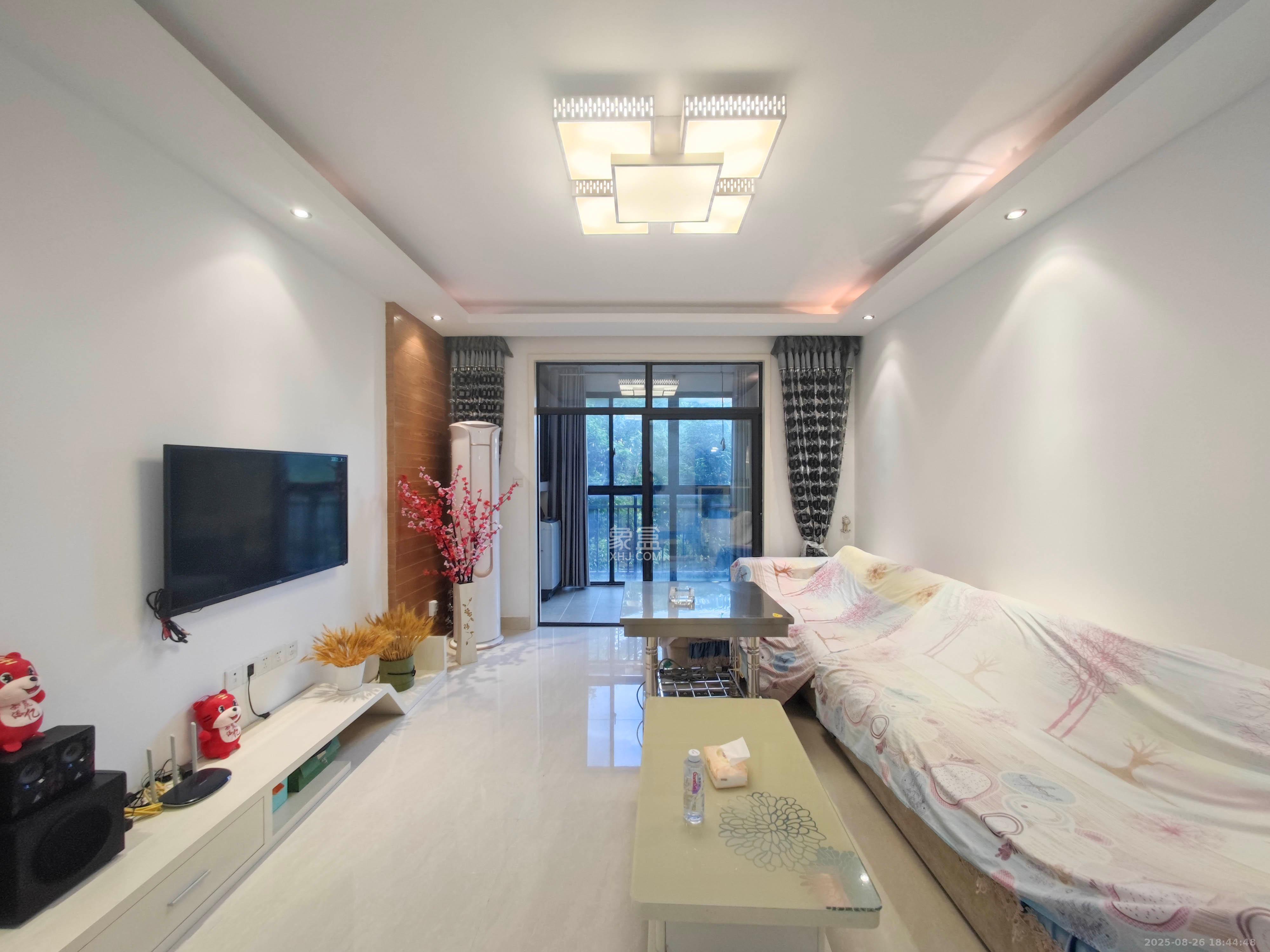 翡翠云天 3室2厅2卫 87.0万 翡翠云天 3室2厅2卫 87.0万客厅