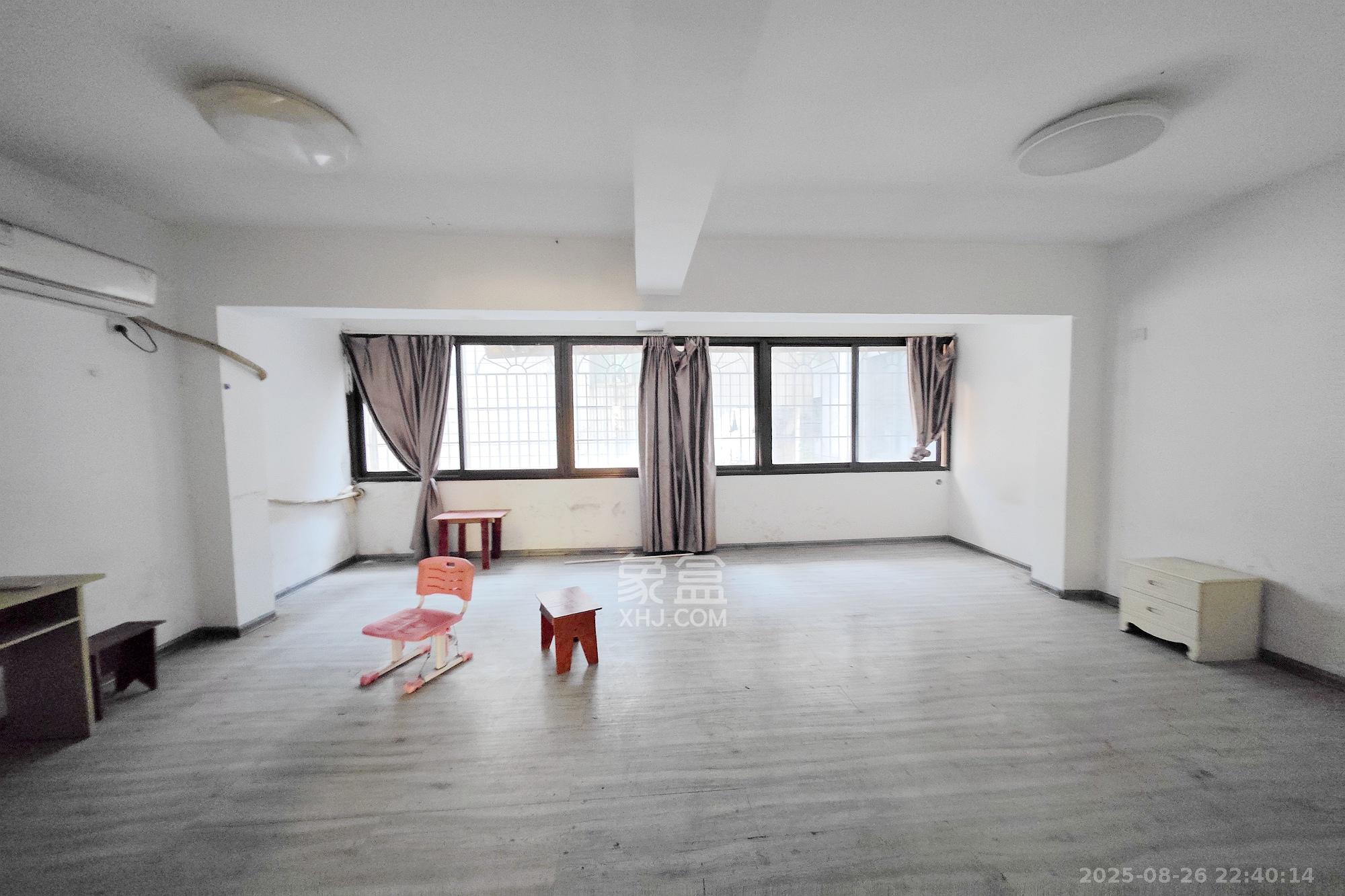 梨山公寓(五凌大厦) 3室1厅1卫 52.8万 梨山公寓(五凌大厦) 3室1厅1卫 52.8万卧室