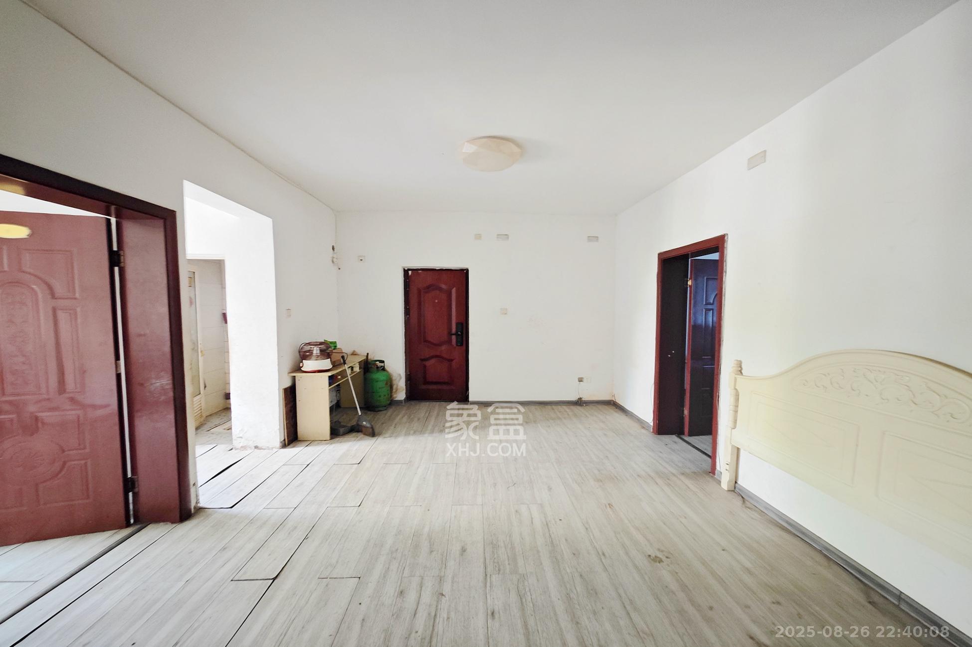 梨山公寓(五凌大厦) 3室1厅1卫 52.8万 梨山公寓(五凌大厦) 3室1厅1卫 52.8万客厅