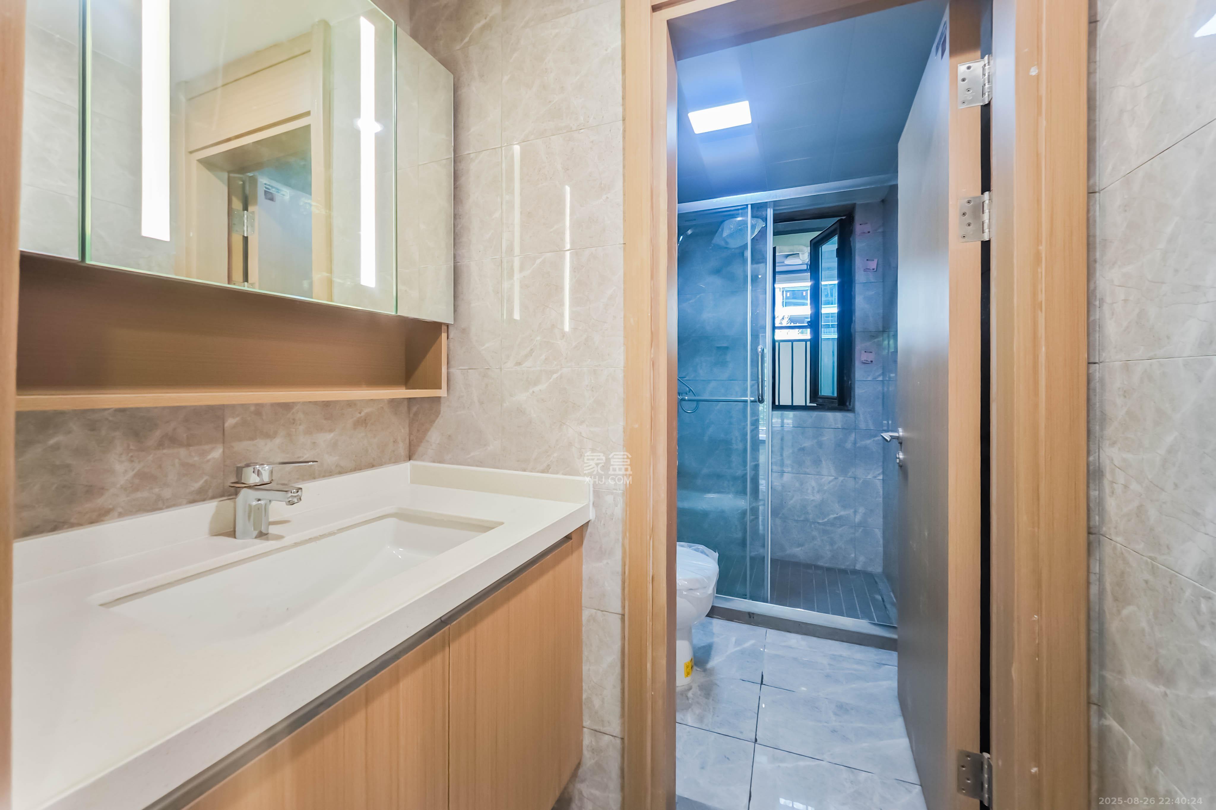 旭辉雨花郡 3室2厅2卫 138.0万 旭辉雨花郡 3室2厅2卫 138.0万卫生间