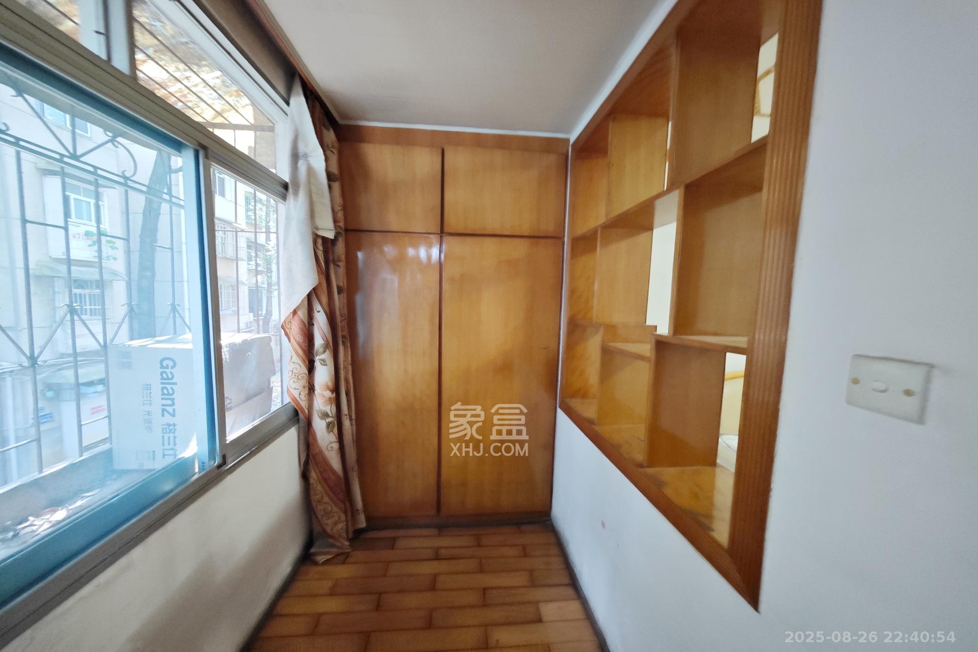 金沙园小区  3室2厅1卫   52.00万阳台