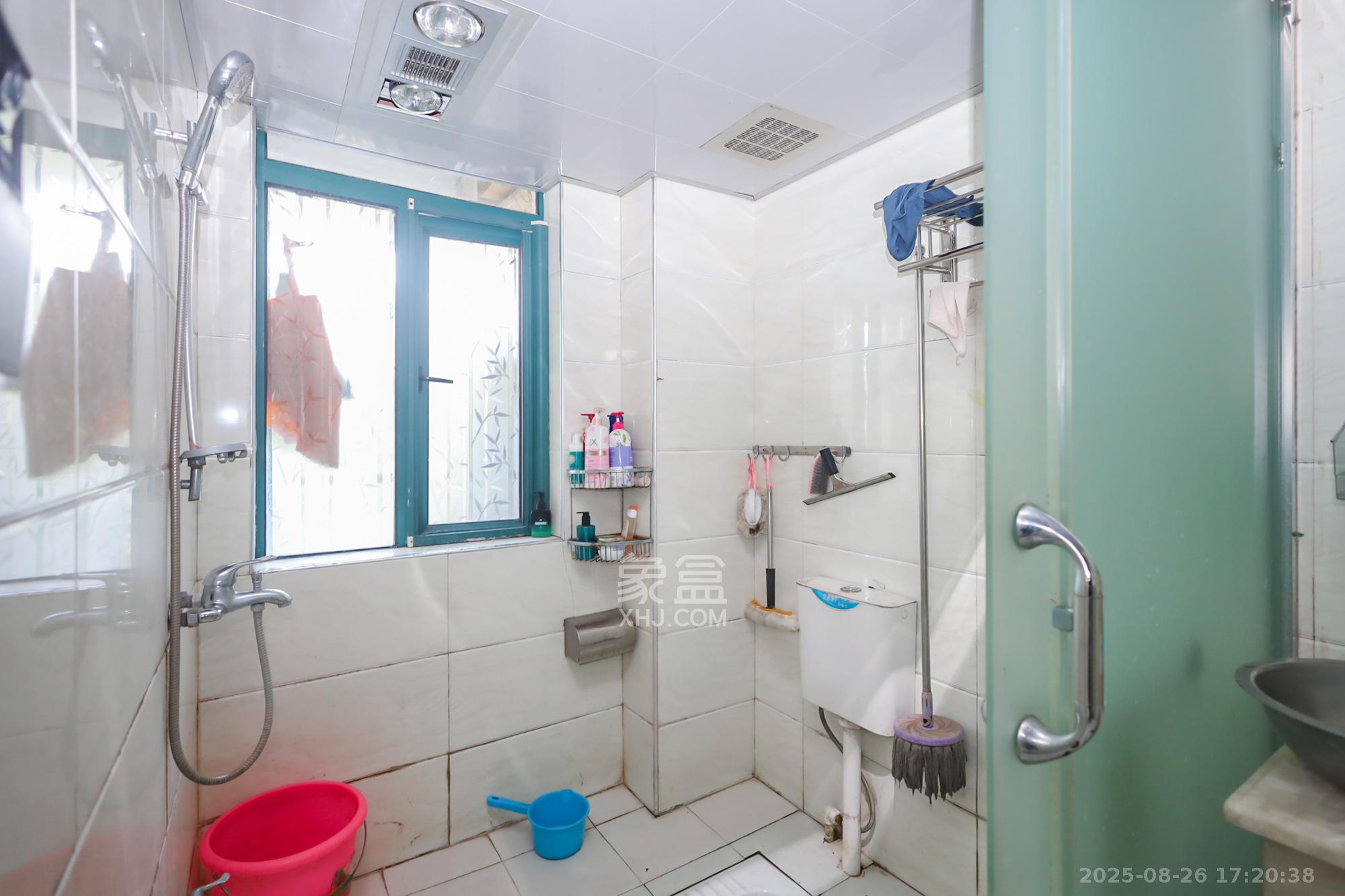 滨江金座  3室2厅2卫    160.0万 滨江金座  3室2厅2卫    160.0万卫生间