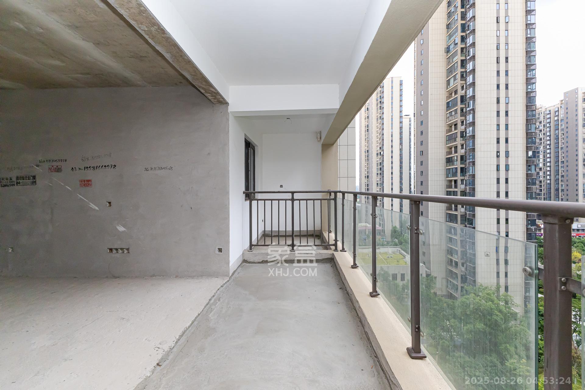 润和湘江天地D区 4室2厅2卫 159.0万 润和湘江天地D区 4室2厅2卫 159.0万阳台