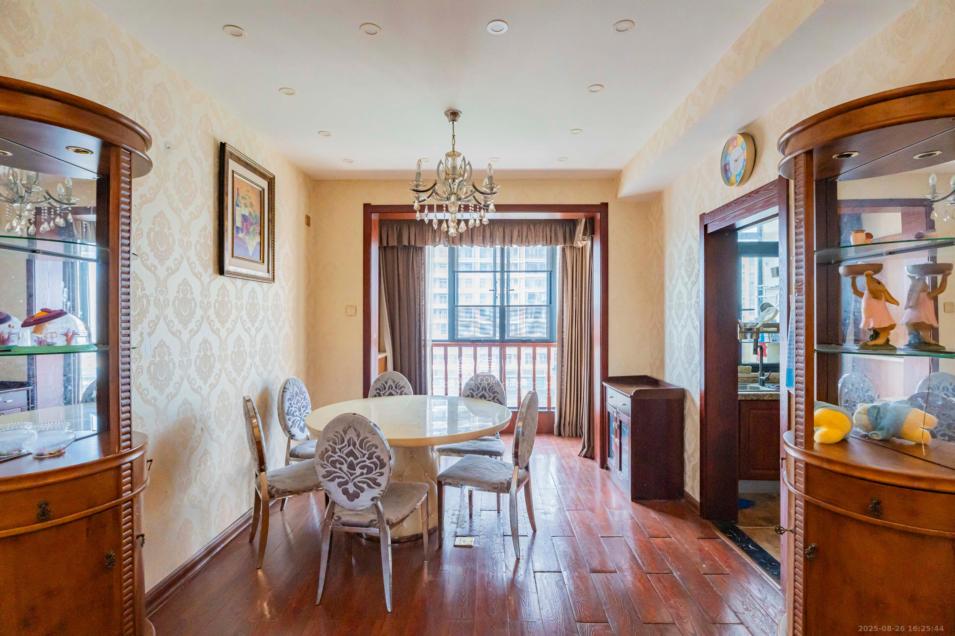 藏珑湖上国际花园  4室2厅2卫    128.0万客厅