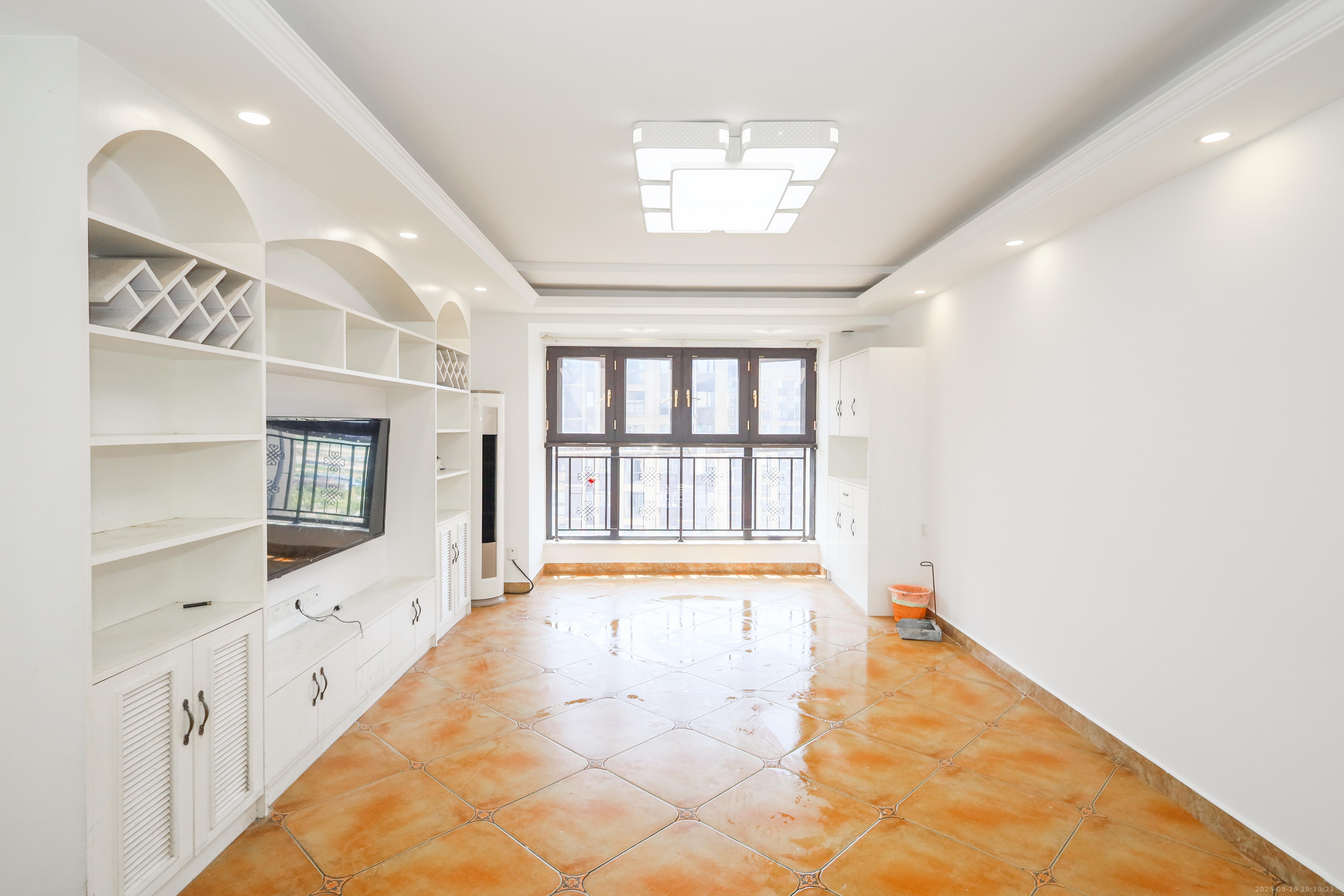 梅溪鑫苑名家  3室2厅2卫    98.0万 梅溪鑫苑名家  3室2厅2卫    98.0万客厅