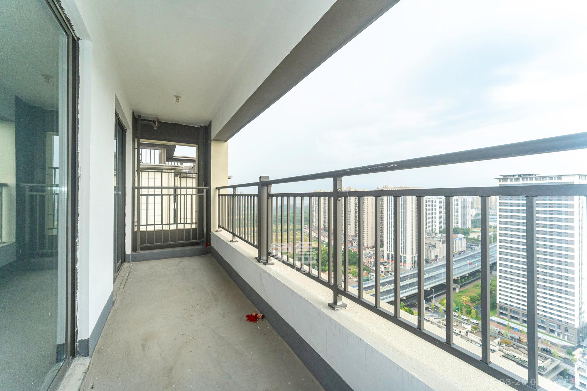 爱情公望府  3室2厅2卫    82.8万阳台