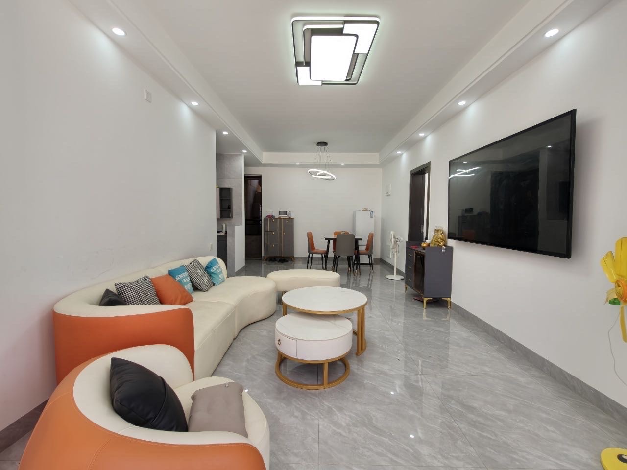 滨海新天地 2室2厅1卫 125.0万 滨海新天地 2室2厅1卫 125.0万客厅