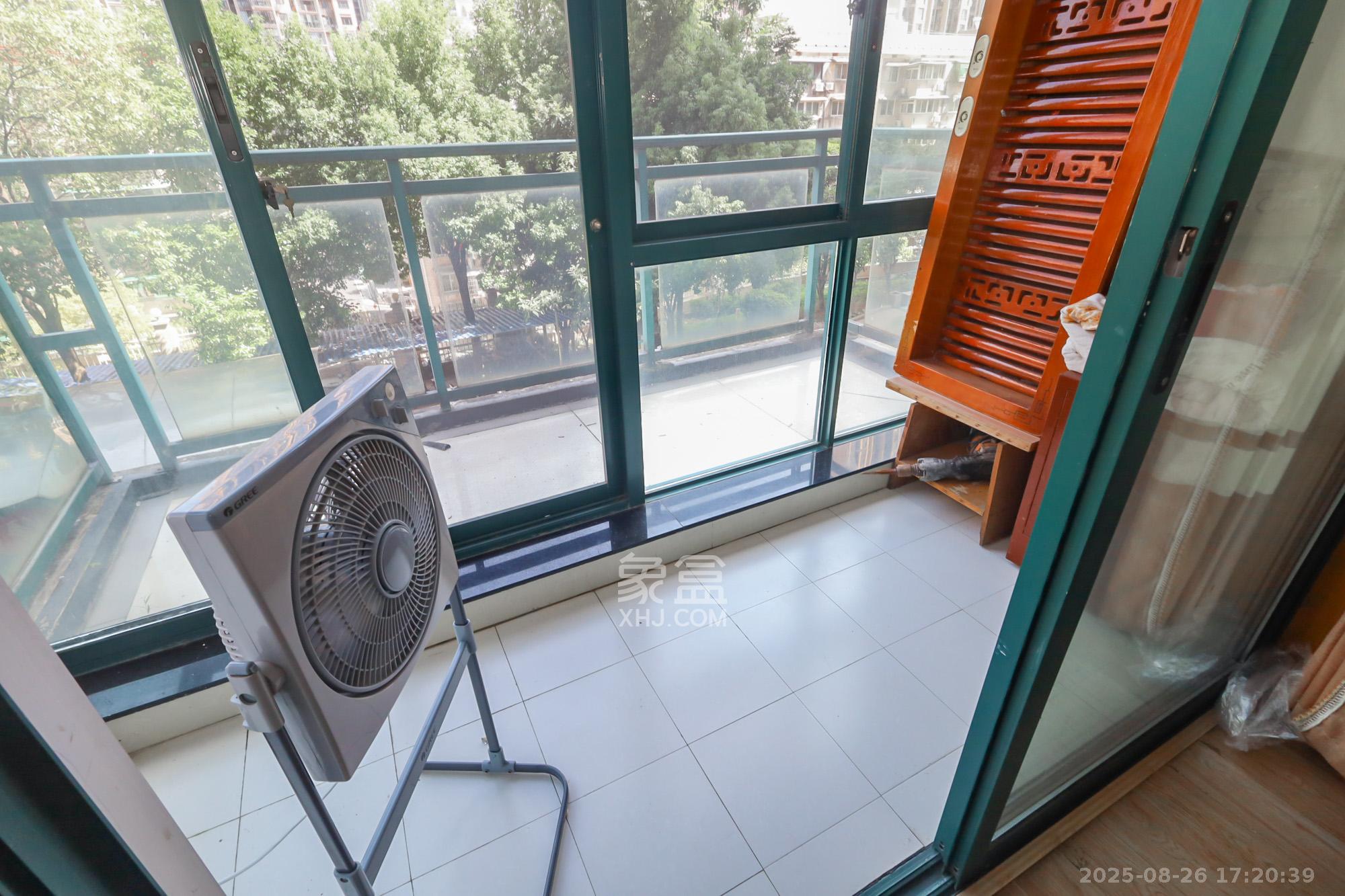 滨江金座  3室2厅2卫    160.0万 滨江金座  3室2厅2卫    160.0万阳台