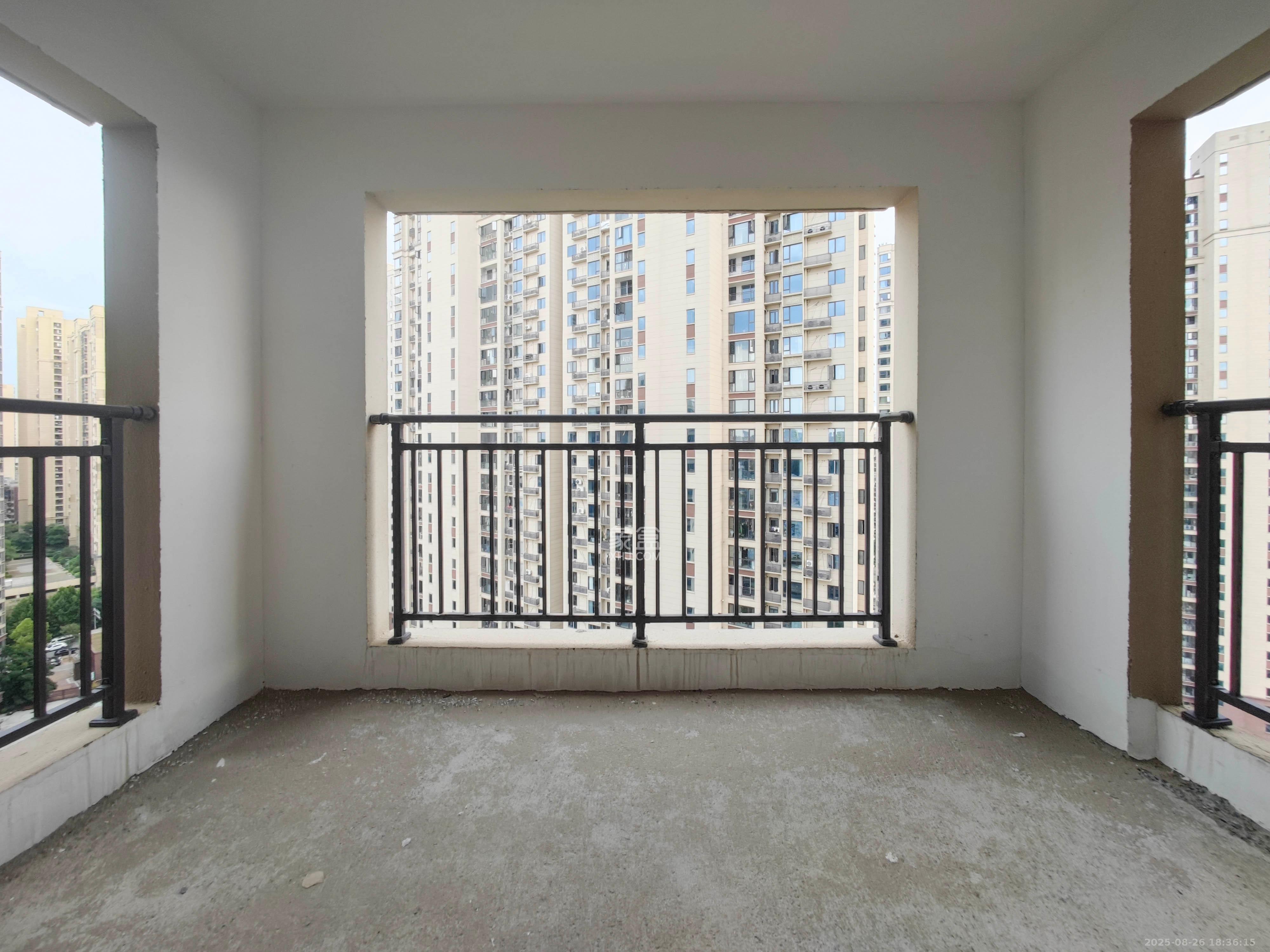 长房明宸府  3室2厅2卫   102.80万阳台