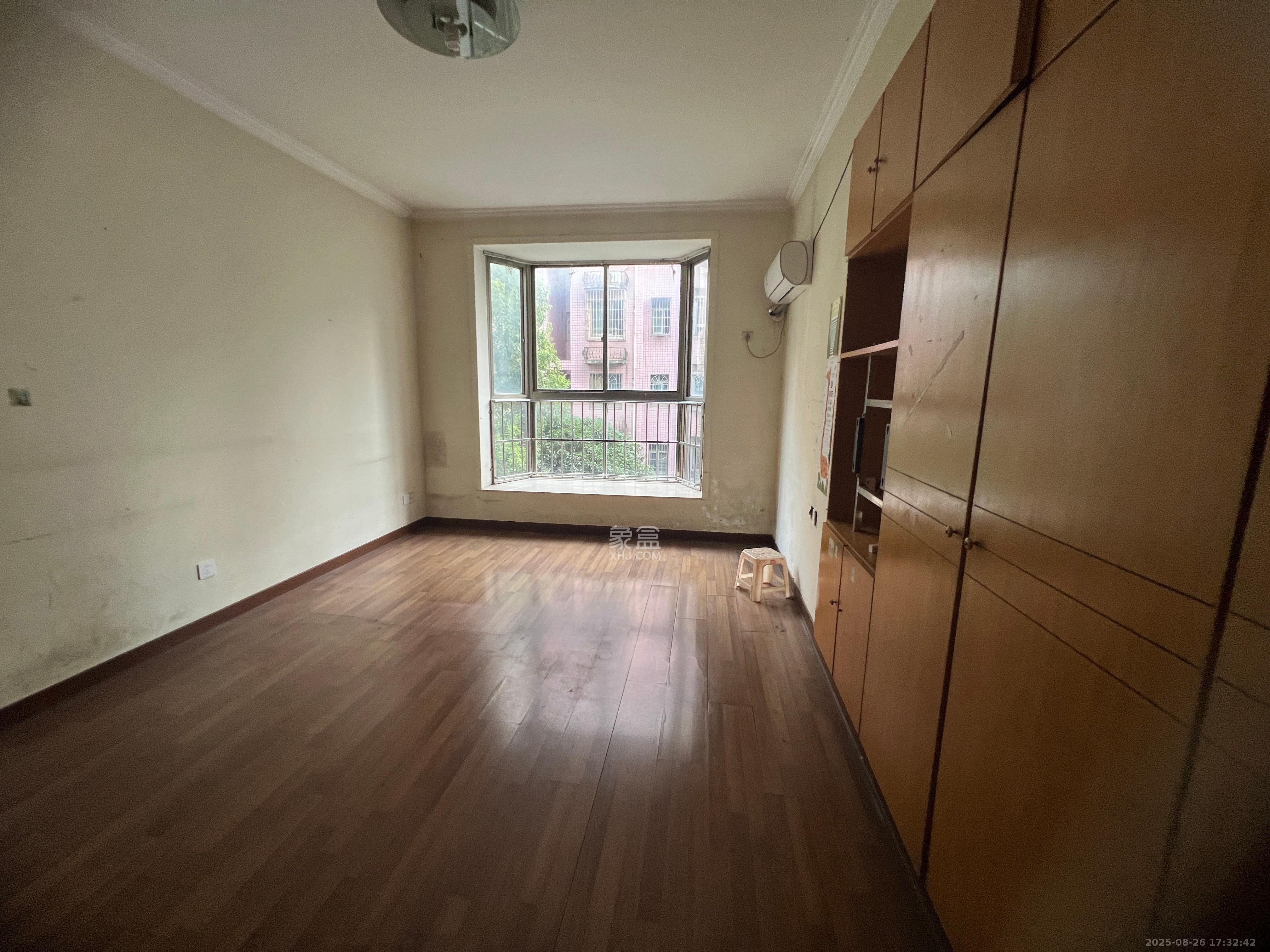 泰时新雅园  4室2厅1卫    2500.0元/月室内图