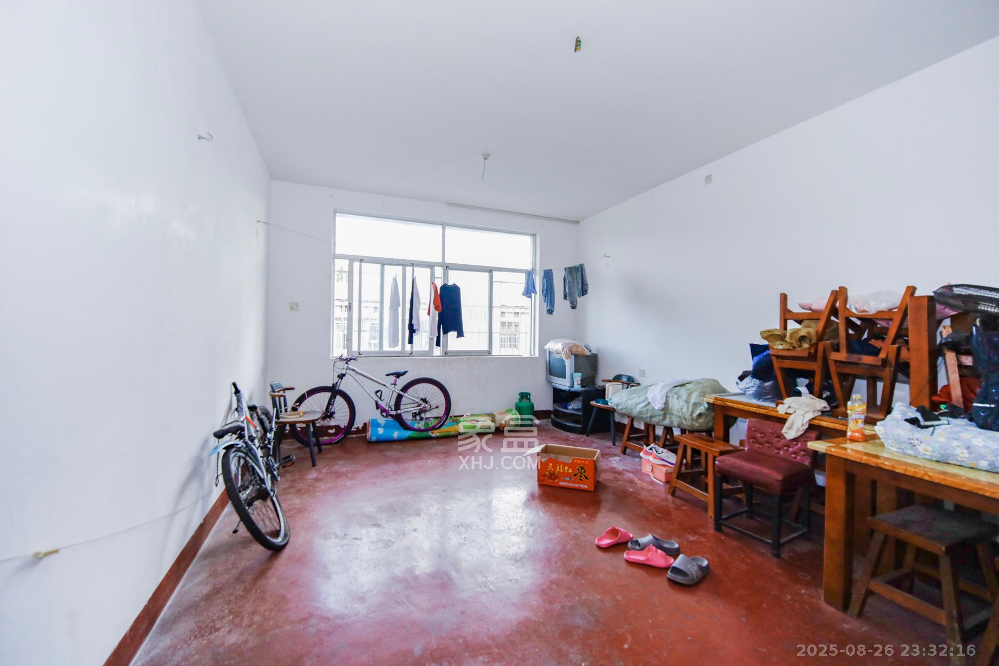 林科院单位房（湘林小区楼梯房）  3室1厅1卫    70.0万客厅