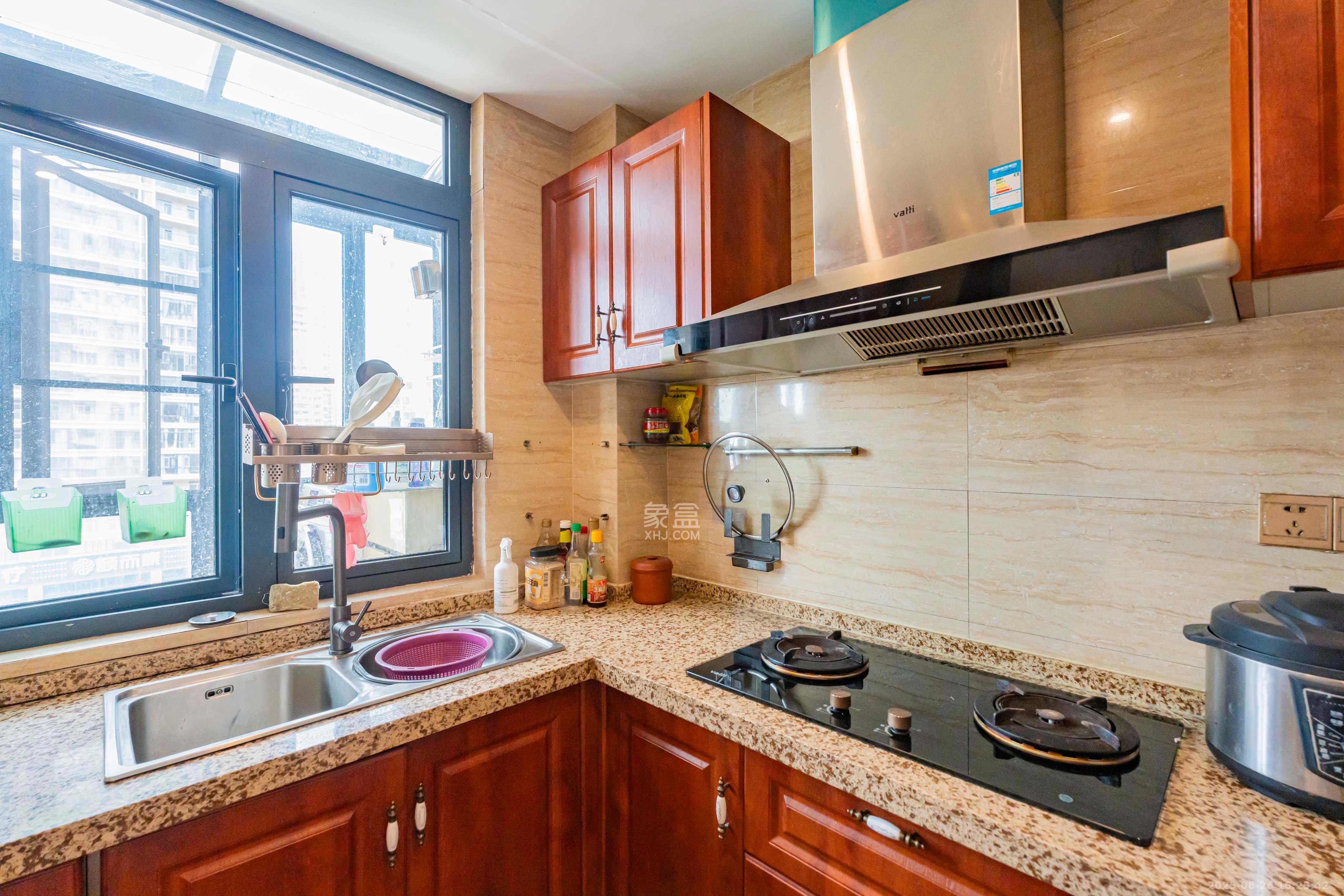 藏珑湖上国际花园  4室2厅2卫    128.0万厨房