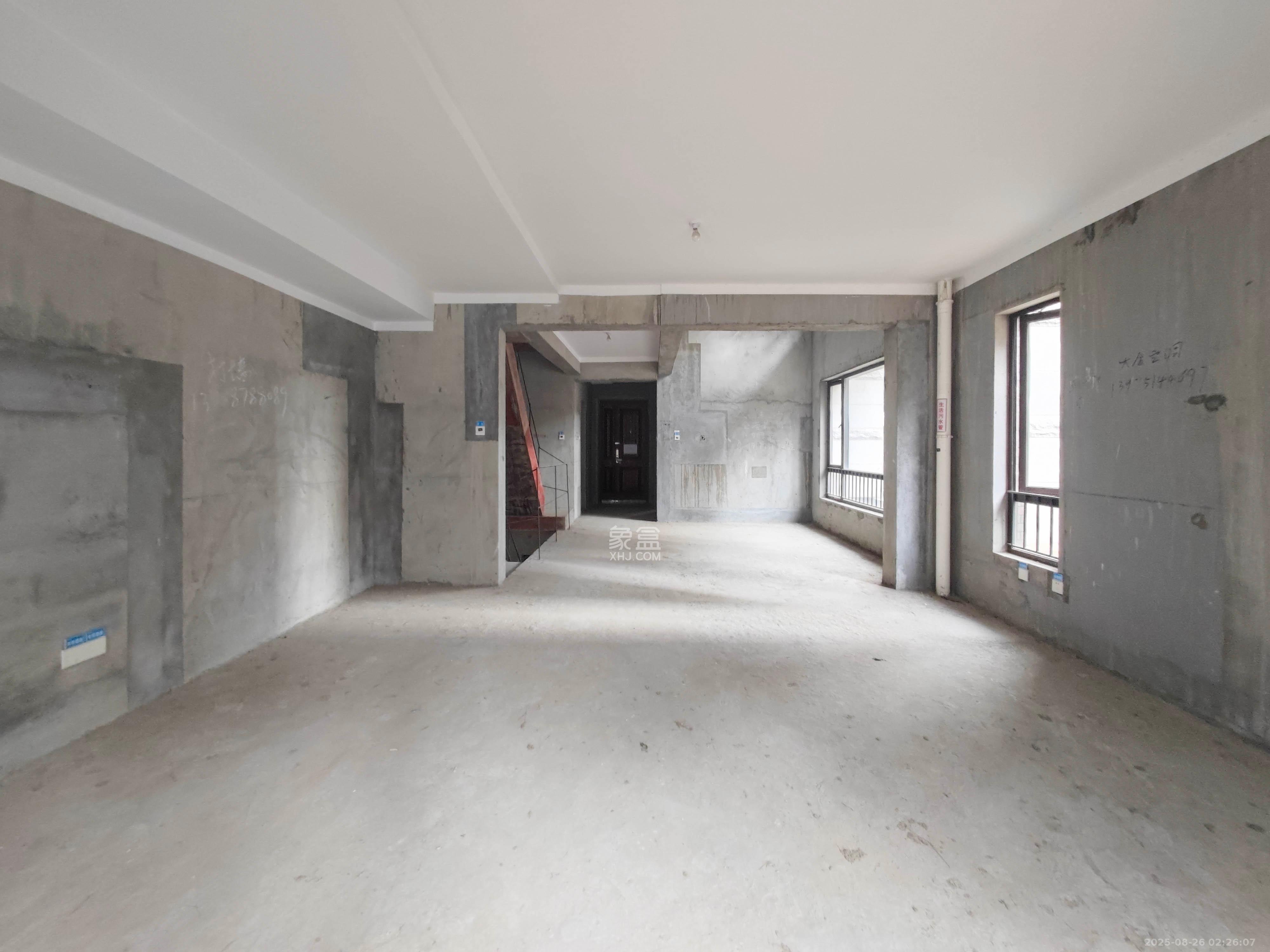 保利城(中航城国际社区、郡原美村) 5室2厅5卫 530.0万 保利城(中航城国际社区、郡原美村) 5室2厅5卫 530.0万客厅