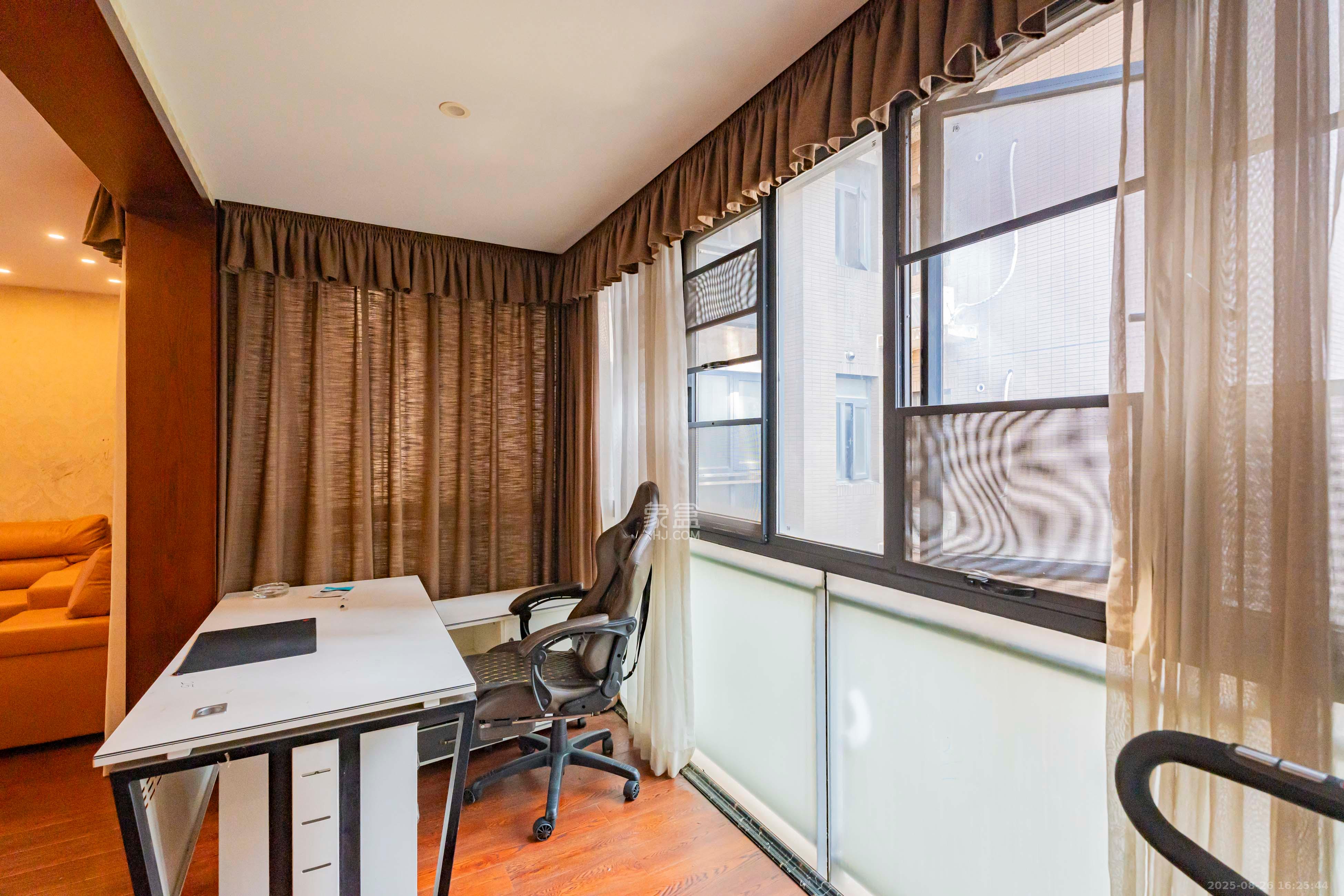 藏珑湖上国际花园  4室2厅2卫    128.0万阳台