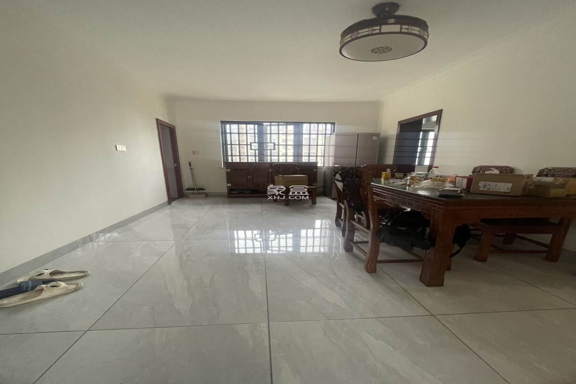 金盘名邸 3室2厅2卫 198.0万 金盘名邸 3室2厅2卫 198.0万客厅