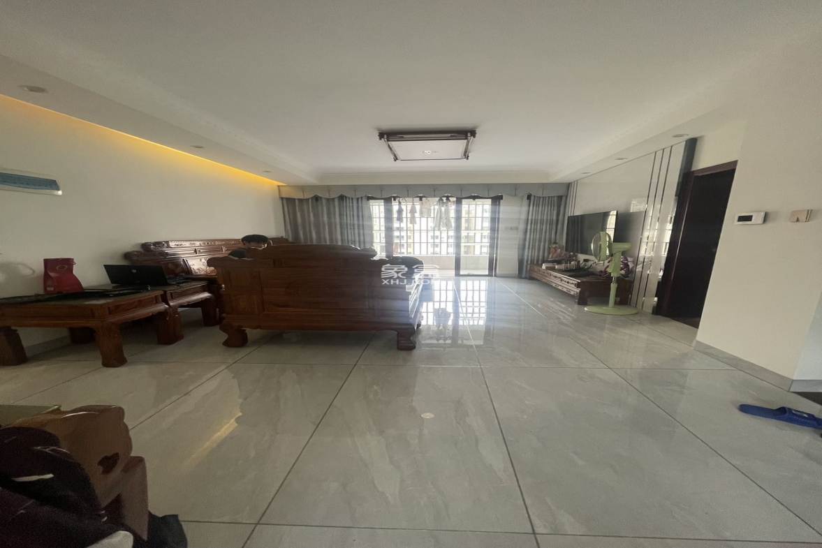 金盘名邸 3室2厅2卫 198.0万 金盘名邸 3室2厅2卫 198.0万客厅